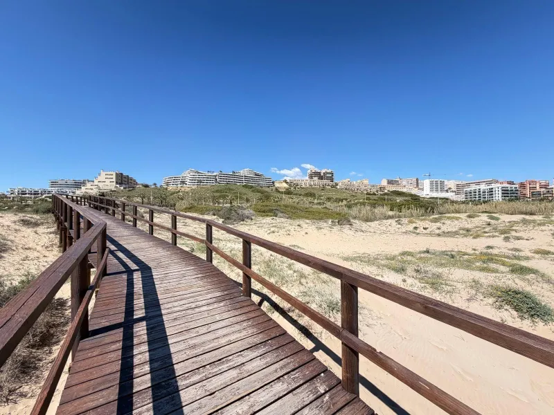 ADOSADO CON VISTAS PANORAMICAS AL MAR Y MONTAÑA CON GARAJE EN GRAN ALACANT (SANTA POLA) 3 DORM. 2 BAÑOS. SUPERFICIE 78 M2.