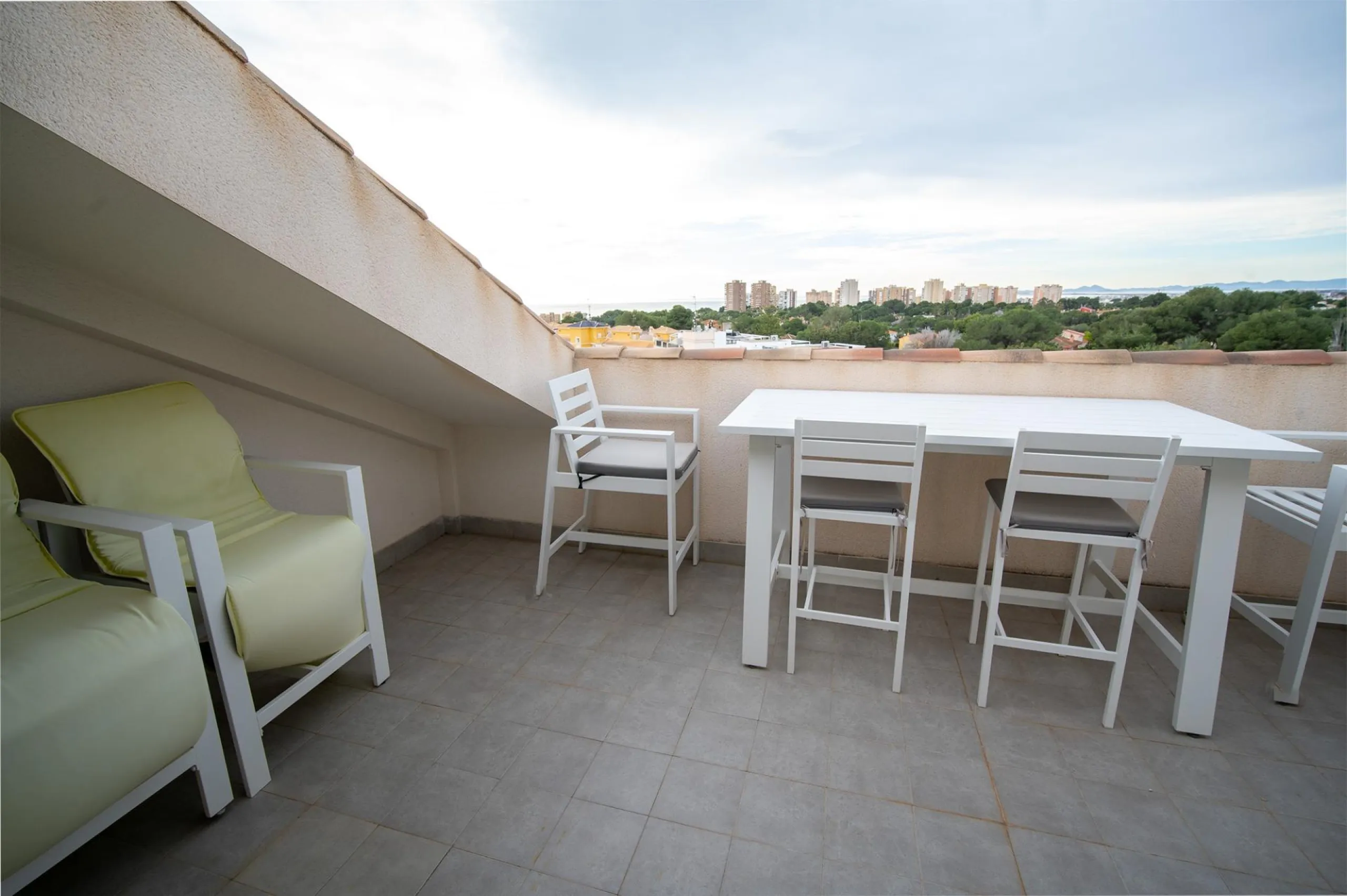 Modern two-storey penthouse in Dehesa de Campoamor: Your new home awaits!