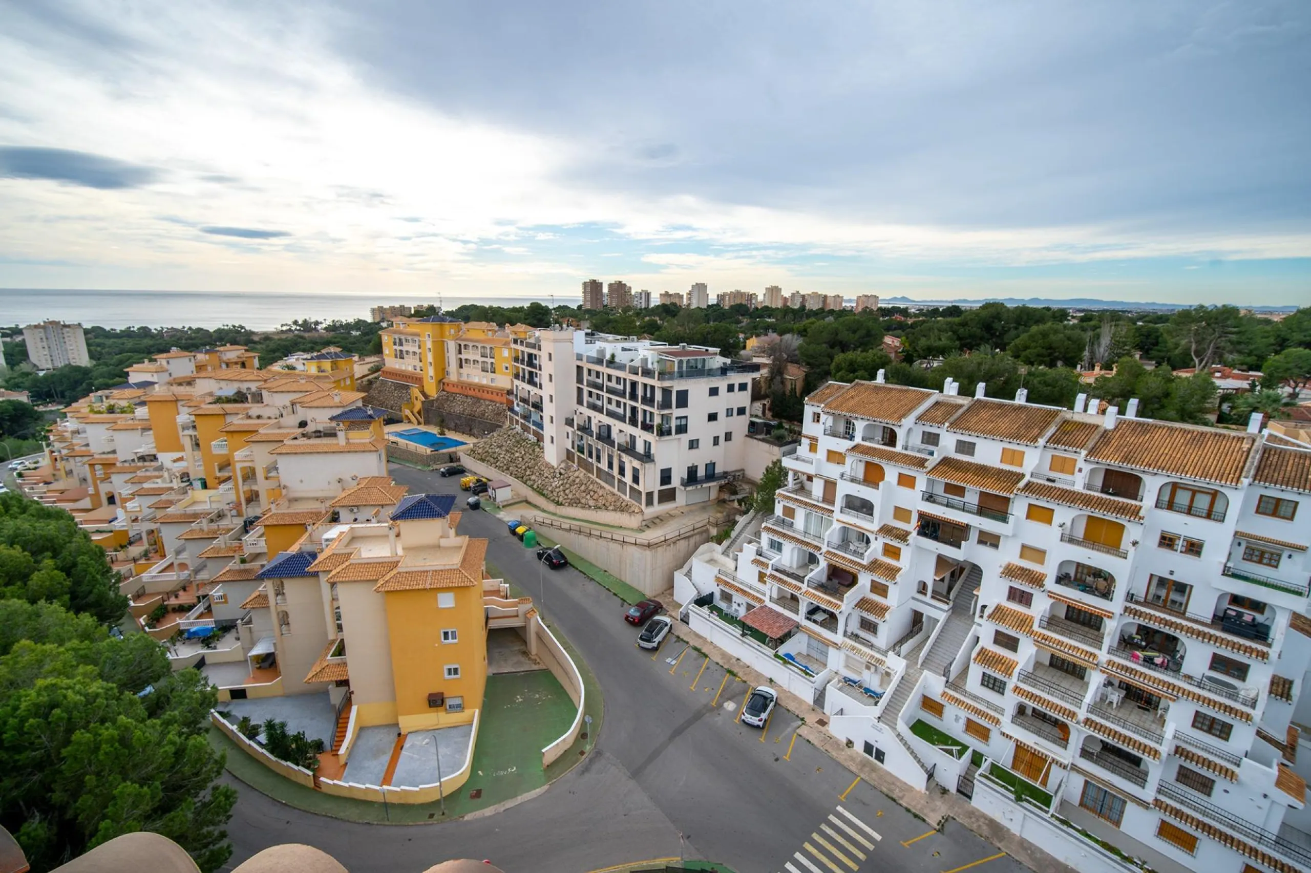 Modern two-storey penthouse in Dehesa de Campoamor: Your new home awaits!