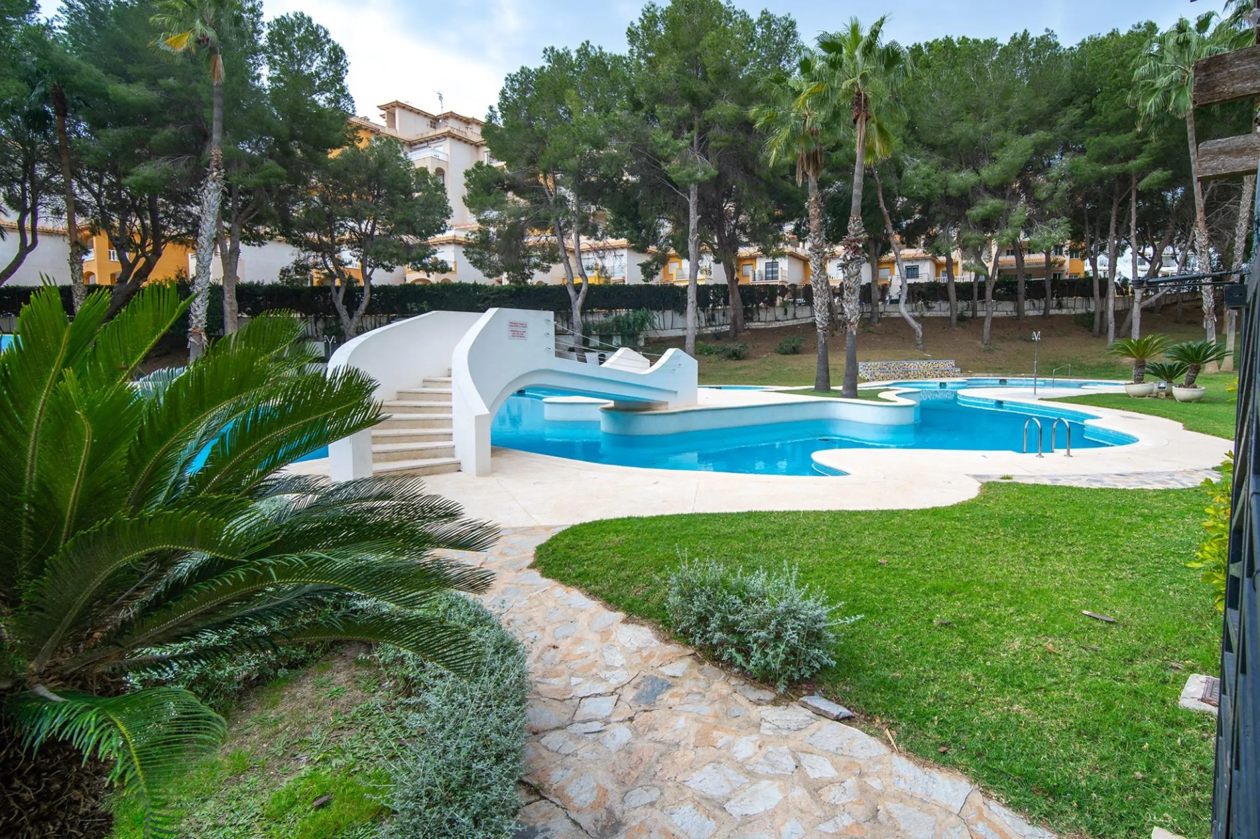 Modern two-storey penthouse in Dehesa de Campoamor: Your new home awaits!