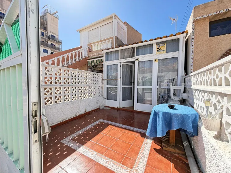 TOWNHOUSE IN NEW TORREVIEJA WITH PLOT AND GLASS-ENCLOSED SOLARIUM AND STORAGE ROOM. 1 BEDROOM. 1 BATHROOM. SURFACE OF 43 M2.