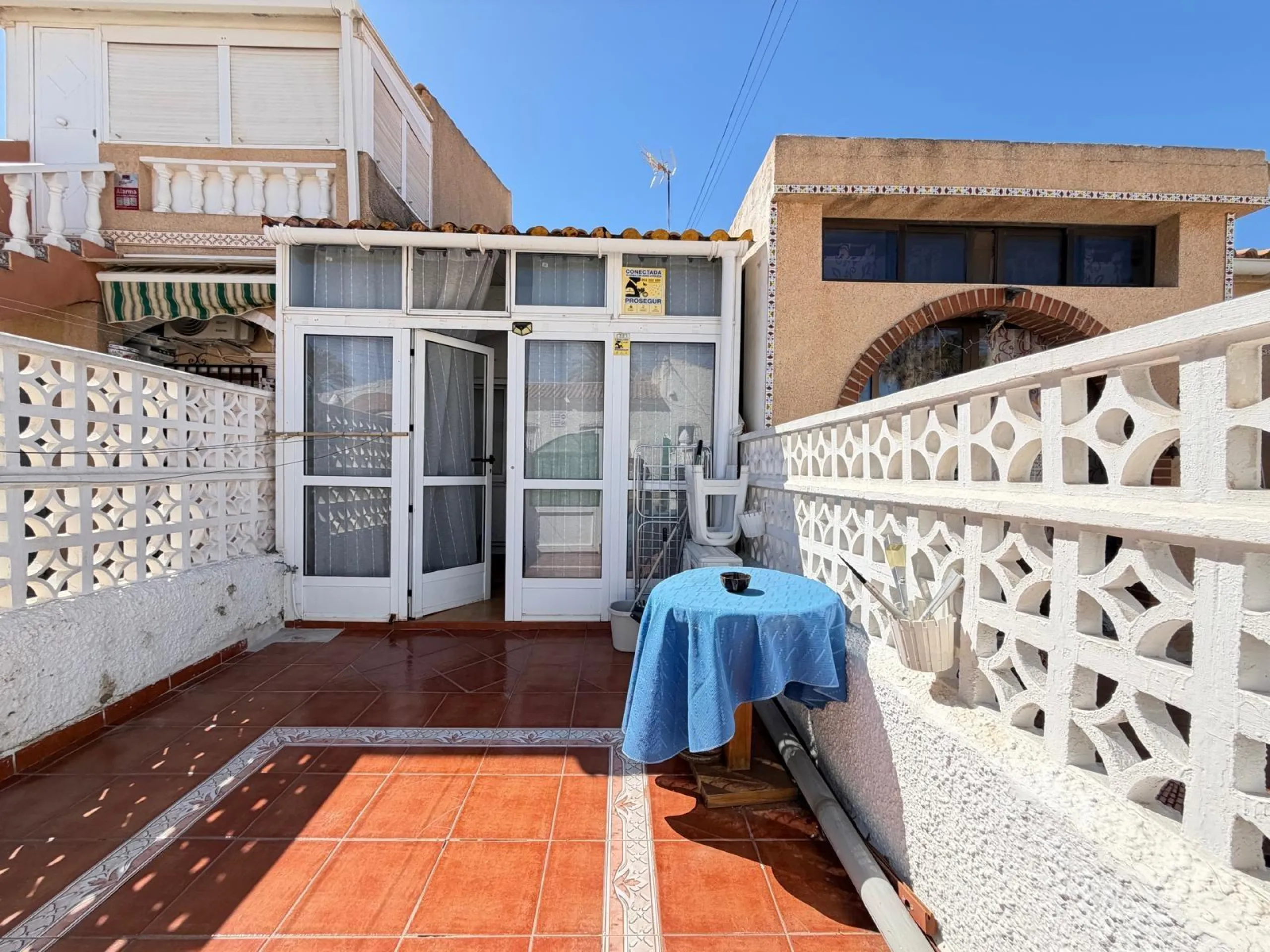 TOWNHOUSE IN NEW TORREVIEJA WITH PLOT AND GLASS-ENCLOSED SOLARIUM AND STORAGE ROOM. 1 BEDROOM. 1 BATHROOM. SURFACE OF 43 M2.