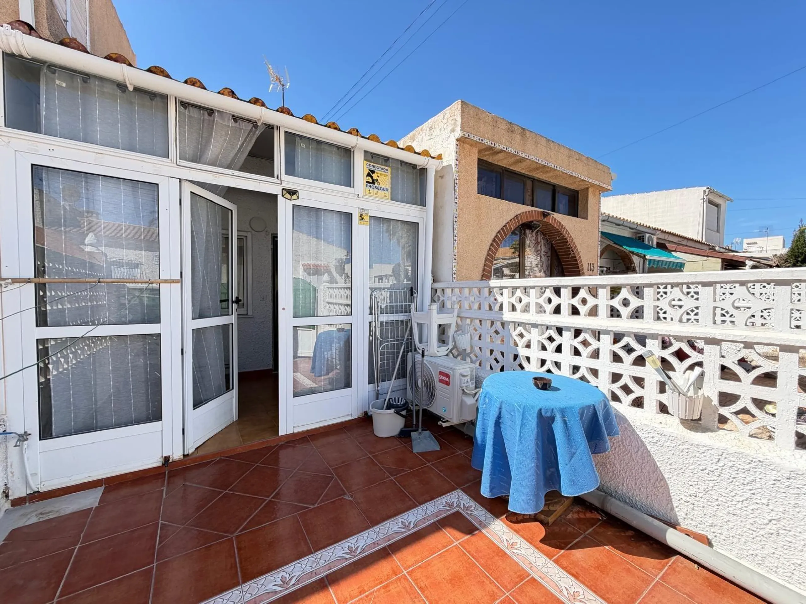 TOWNHOUSE IN NEW TORREVIEJA WITH PLOT AND GLASS-ENCLOSED SOLARIUM AND STORAGE ROOM. 1 BEDROOM. 1 BATHROOM. SURFACE OF 43 M2.
