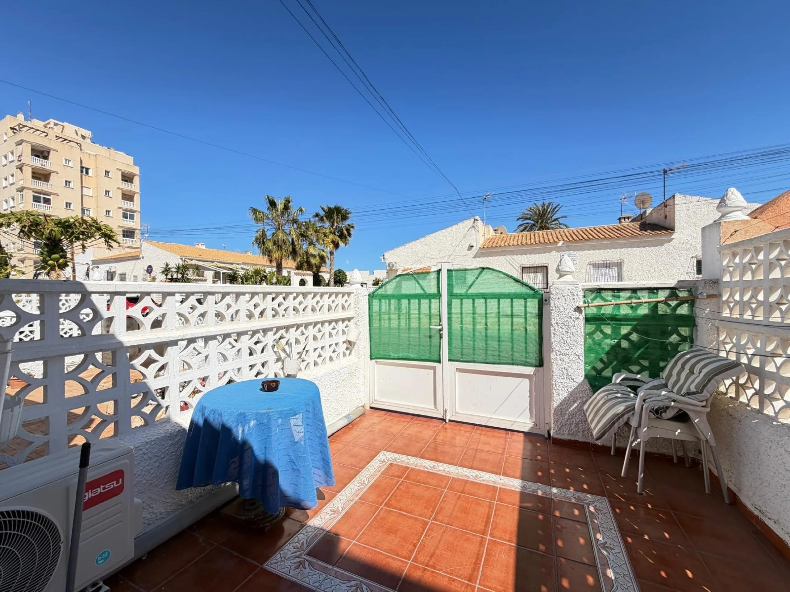 TOWNHOUSE IN NEW TORREVIEJA WITH PLOT AND GLASS-ENCLOSED SOLARIUM AND STORAGE ROOM. 1 BEDROOM. 1 BATHROOM. SURFACE OF 43 M2.
