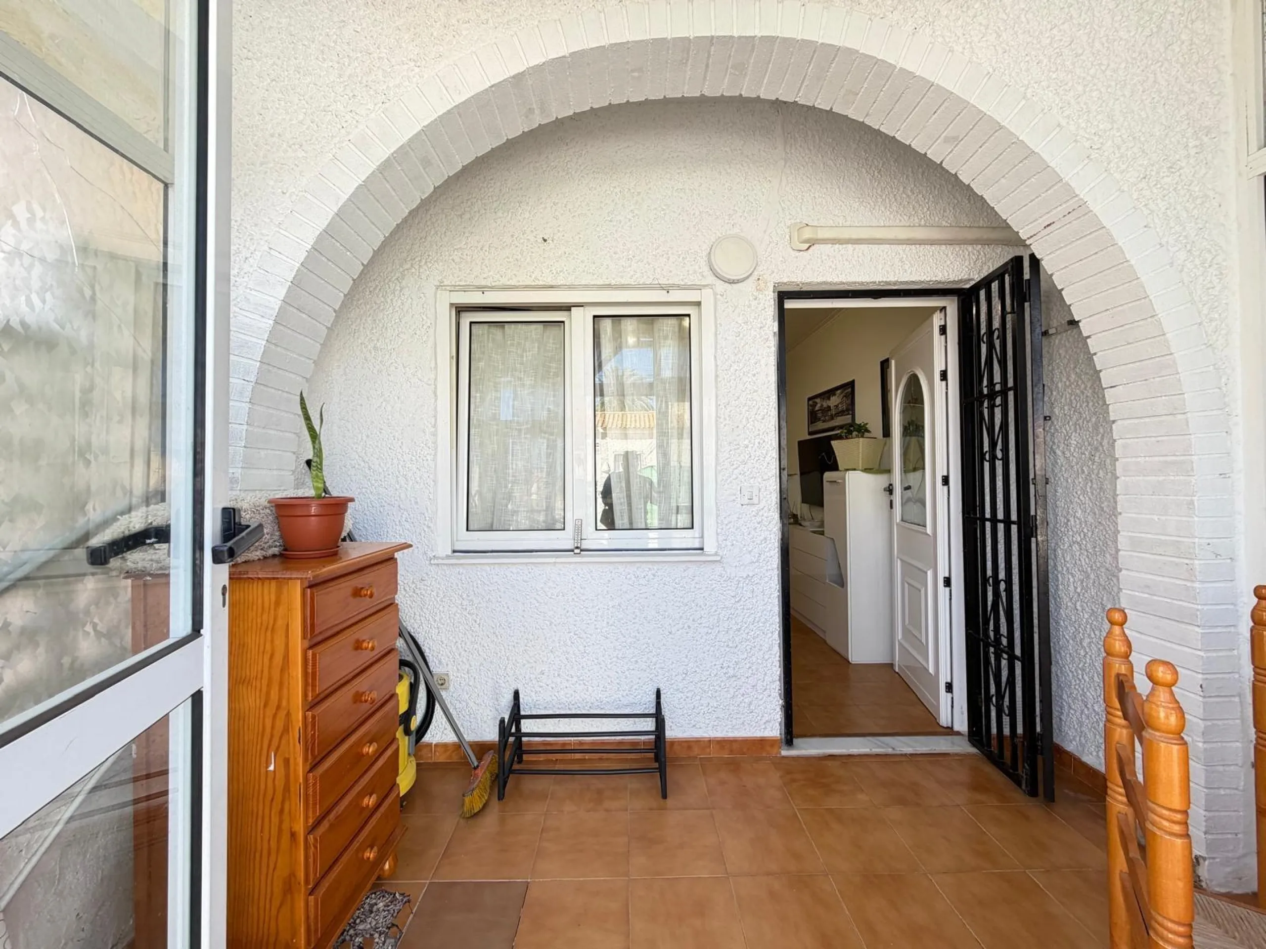 TOWNHOUSE IN NEW TORREVIEJA WITH PLOT AND GLASS-ENCLOSED SOLARIUM AND STORAGE ROOM. 1 BEDROOM. 1 BATHROOM. SURFACE OF 43 M2.