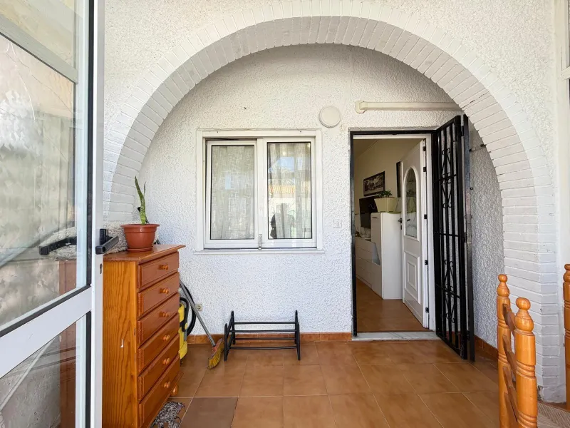 TOWNHOUSE IN NEW TORREVIEJA WITH PLOT AND GLASS-ENCLOSED SOLARIUM AND STORAGE ROOM. 1 BEDROOM. 1 BATHROOM. SURFACE OF 43 M2.