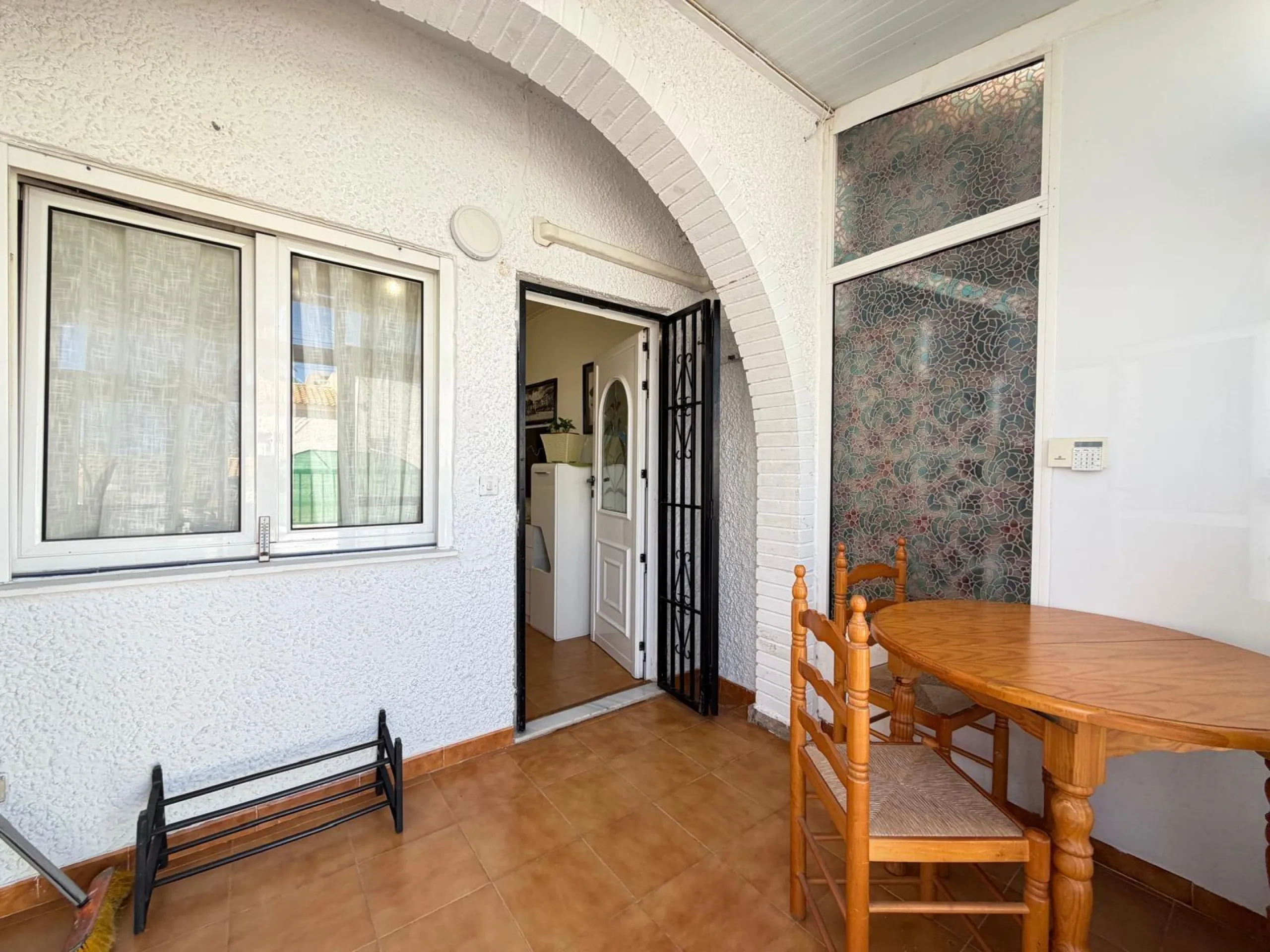 TOWNHOUSE IN NEW TORREVIEJA WITH PLOT AND GLASS-ENCLOSED SOLARIUM AND STORAGE ROOM. 1 BEDROOM. 1 BATHROOM. SURFACE OF 43 M2.
