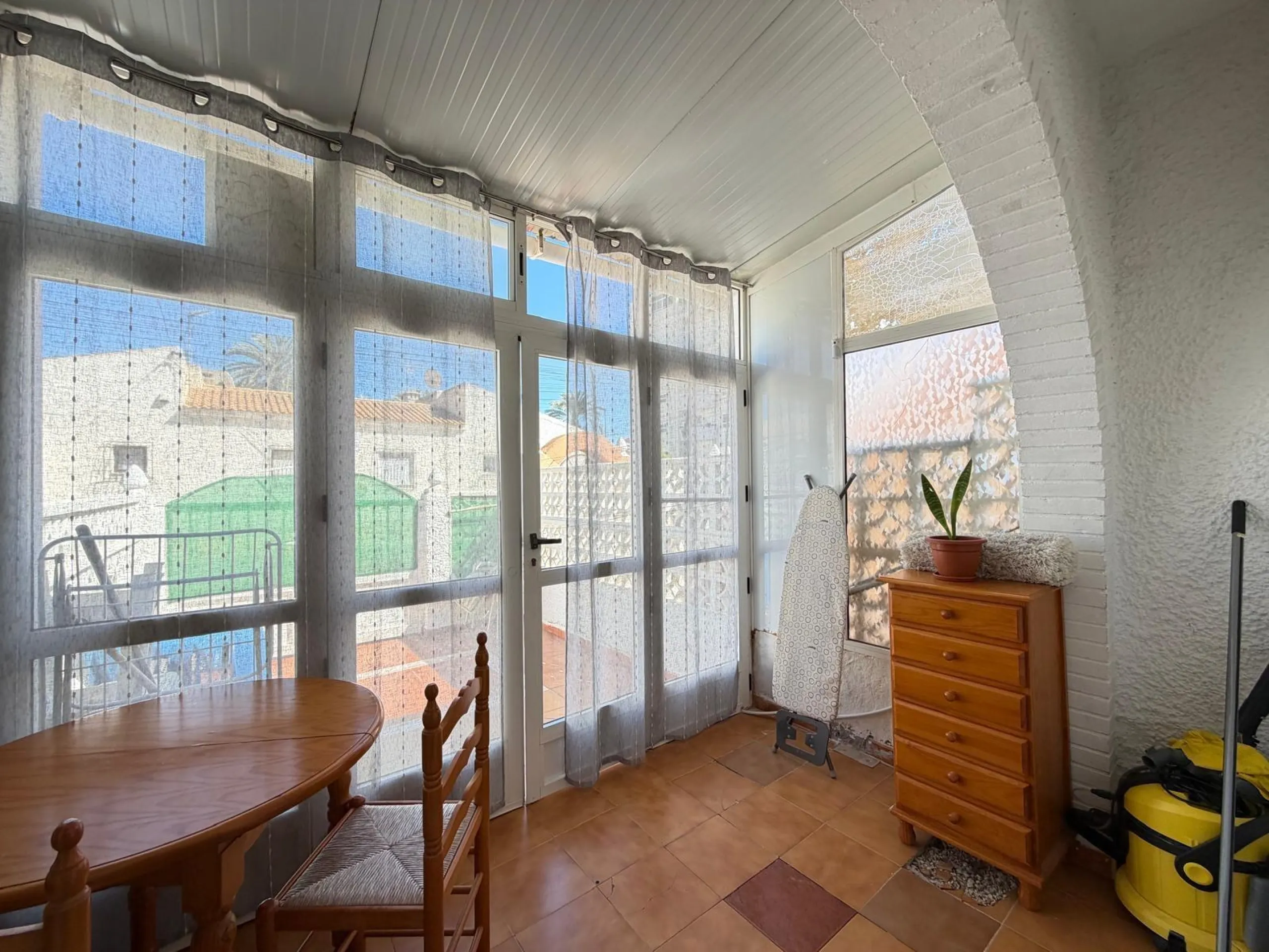 TOWNHOUSE IN NEW TORREVIEJA WITH PLOT AND GLASS-ENCLOSED SOLARIUM AND STORAGE ROOM. 1 BEDROOM. 1 BATHROOM. SURFACE OF 43 M2.