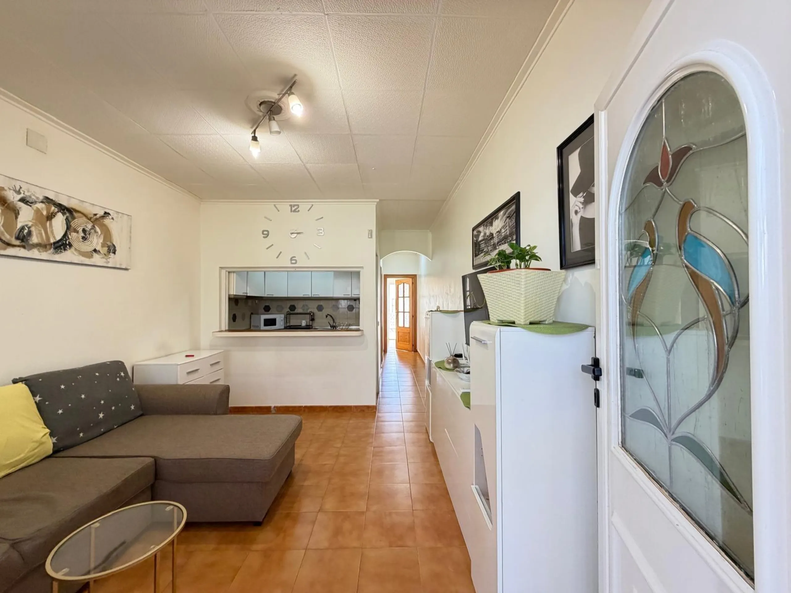 TOWNHOUSE IN NEW TORREVIEJA WITH PLOT AND GLASS-ENCLOSED SOLARIUM AND STORAGE ROOM. 1 BEDROOM. 1 BATHROOM. SURFACE OF 43 M2.