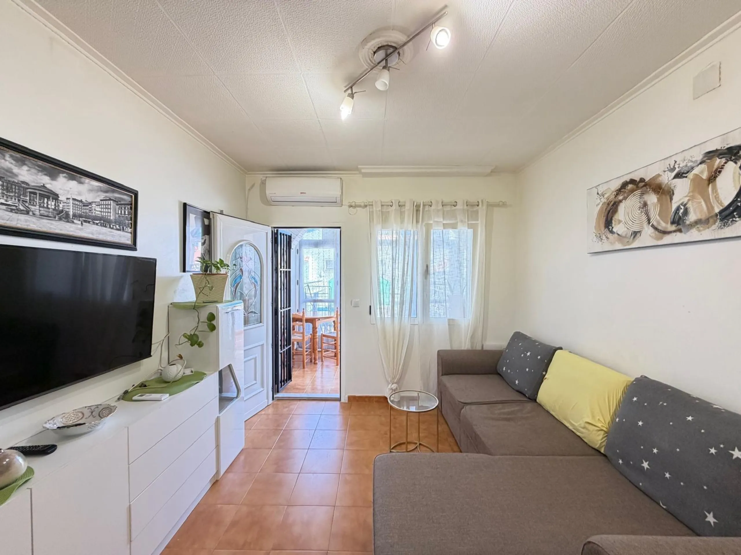 TOWNHOUSE IN NEW TORREVIEJA WITH PLOT AND GLASS-ENCLOSED SOLARIUM AND STORAGE ROOM. 1 BEDROOM. 1 BATHROOM. SURFACE OF 43 M2.