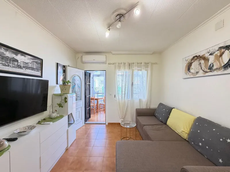 TOWNHOUSE IN NEW TORREVIEJA WITH PLOT AND GLASS-ENCLOSED SOLARIUM AND STORAGE ROOM. 1 BEDROOM. 1 BATHROOM. SURFACE OF 43 M2.