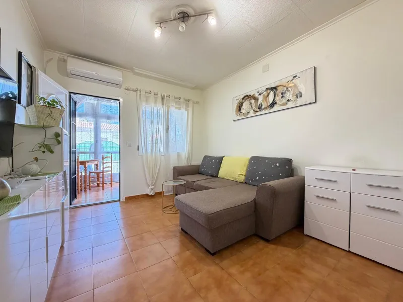 TOWNHOUSE IN NEW TORREVIEJA WITH PLOT AND GLASS-ENCLOSED SOLARIUM AND STORAGE ROOM. 1 BEDROOM. 1 BATHROOM. SURFACE OF 43 M2.