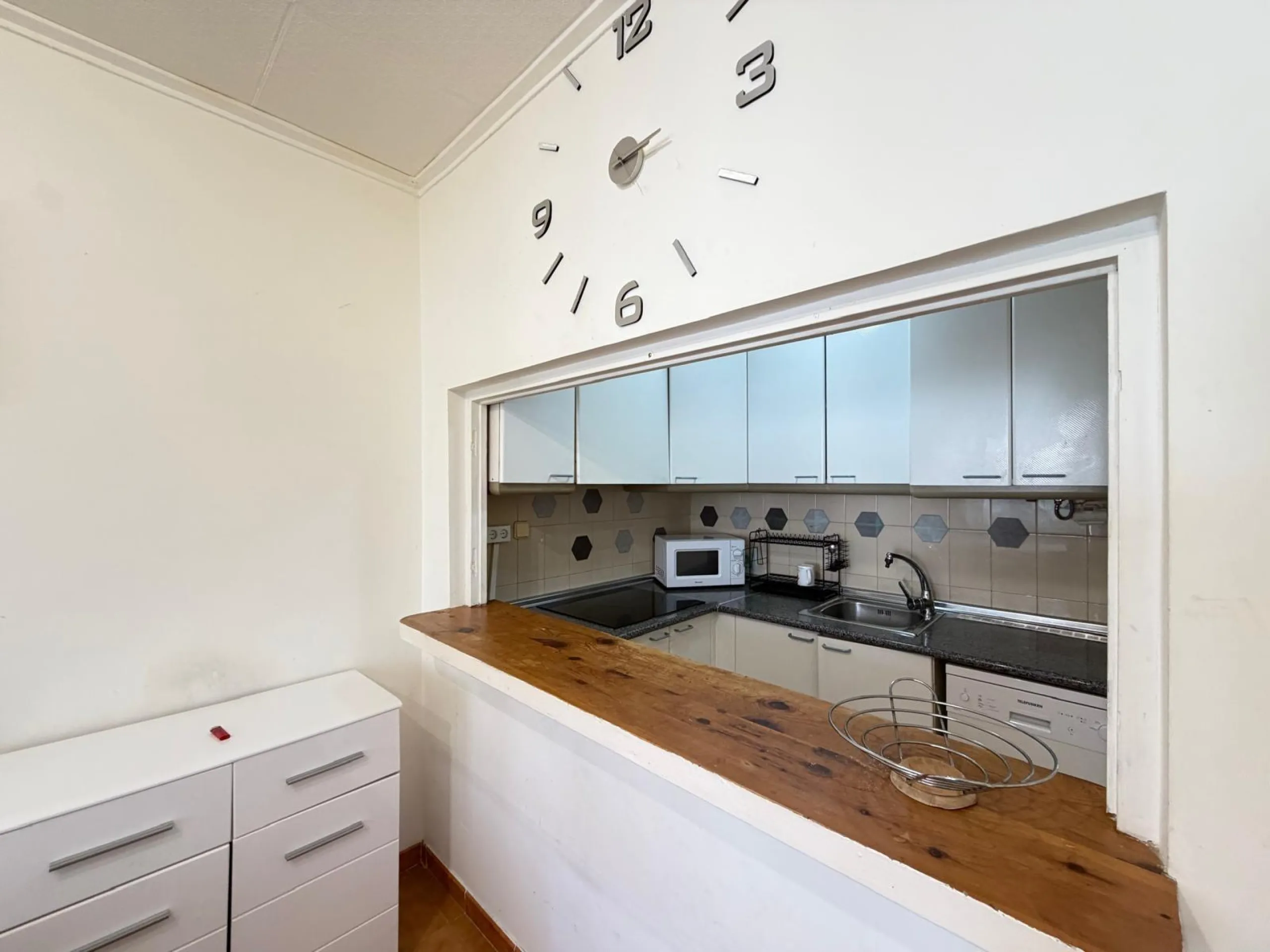 TOWNHOUSE IN NEW TORREVIEJA WITH PLOT AND GLASS-ENCLOSED SOLARIUM AND STORAGE ROOM. 1 BEDROOM. 1 BATHROOM. SURFACE OF 43 M2.