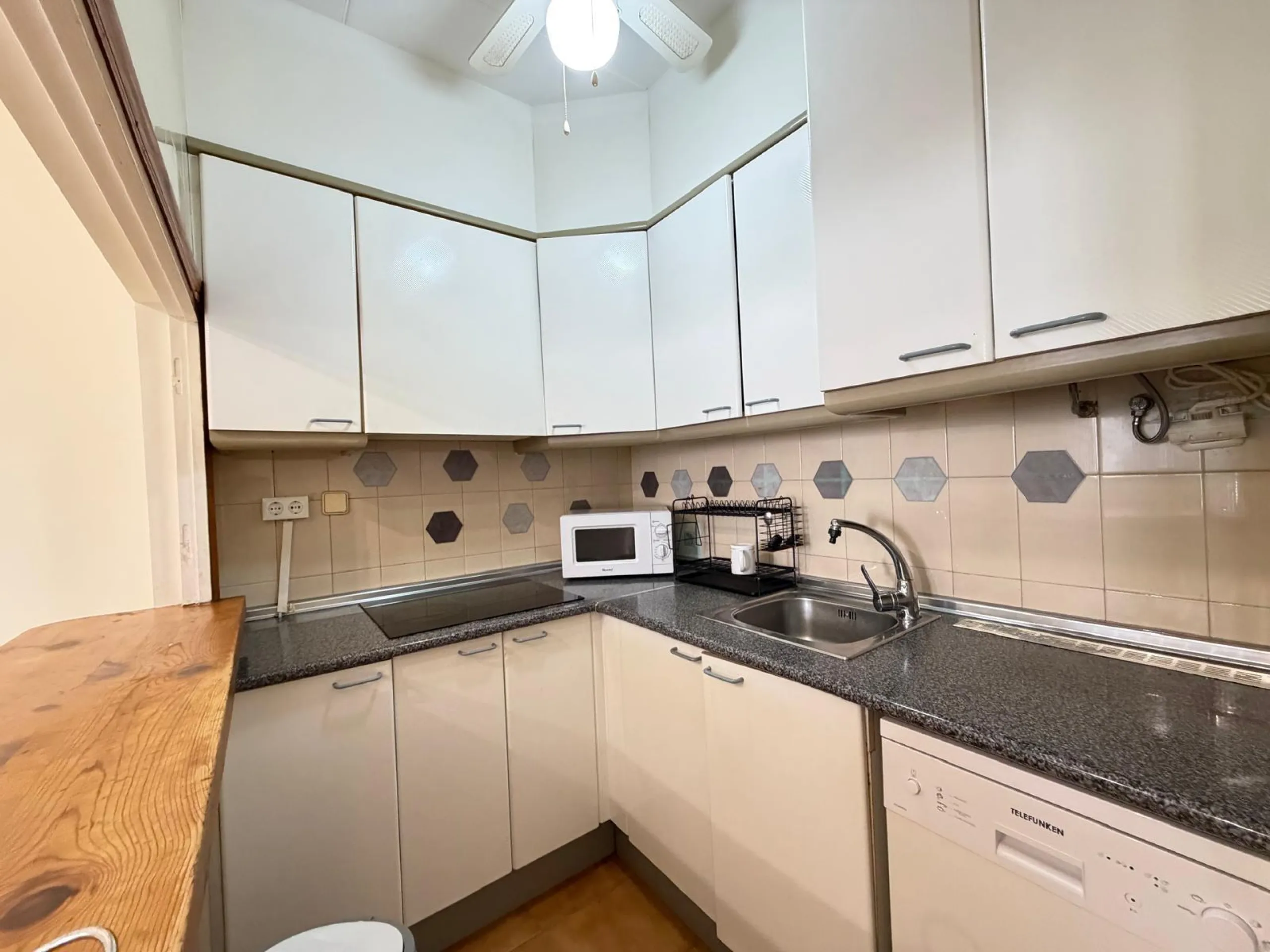 TOWNHOUSE IN NEW TORREVIEJA WITH PLOT AND GLASS-ENCLOSED SOLARIUM AND STORAGE ROOM. 1 BEDROOM. 1 BATHROOM. SURFACE OF 43 M2.