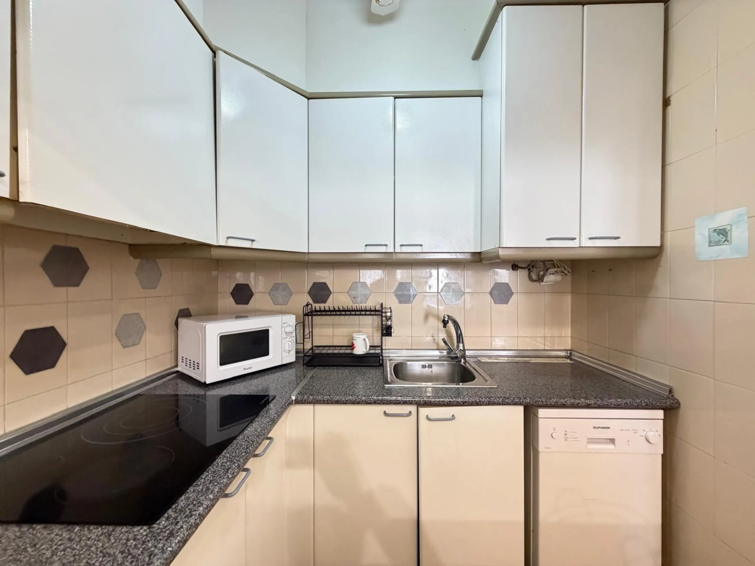 TOWNHOUSE IN NEW TORREVIEJA WITH PLOT AND GLASS-ENCLOSED SOLARIUM AND STORAGE ROOM. 1 BEDROOM. 1 BATHROOM. SURFACE OF 43 M2.