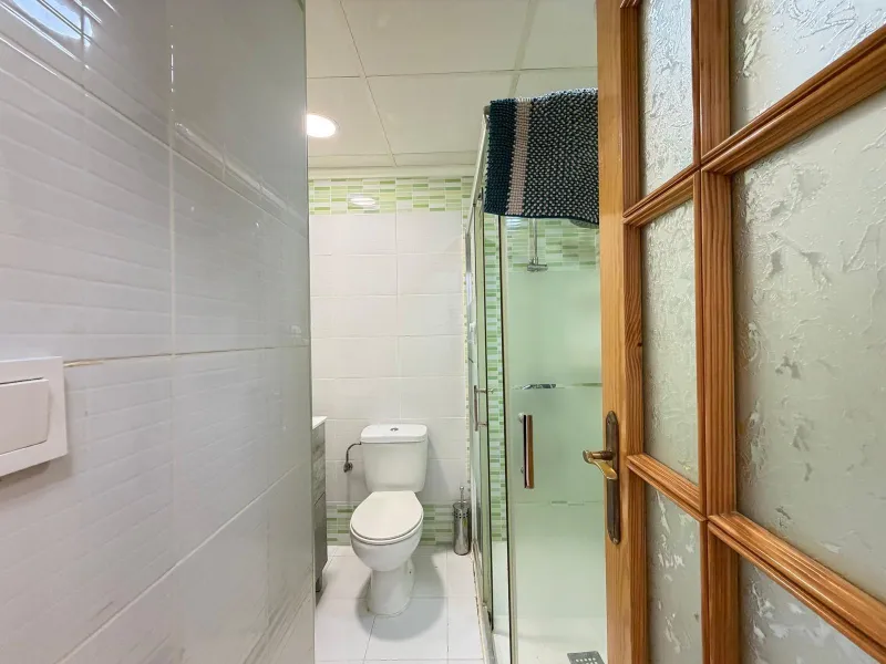TOWNHOUSE IN NEW TORREVIEJA WITH PLOT AND GLASS-ENCLOSED SOLARIUM AND STORAGE ROOM. 1 BEDROOM. 1 BATHROOM. SURFACE OF 43 M2.