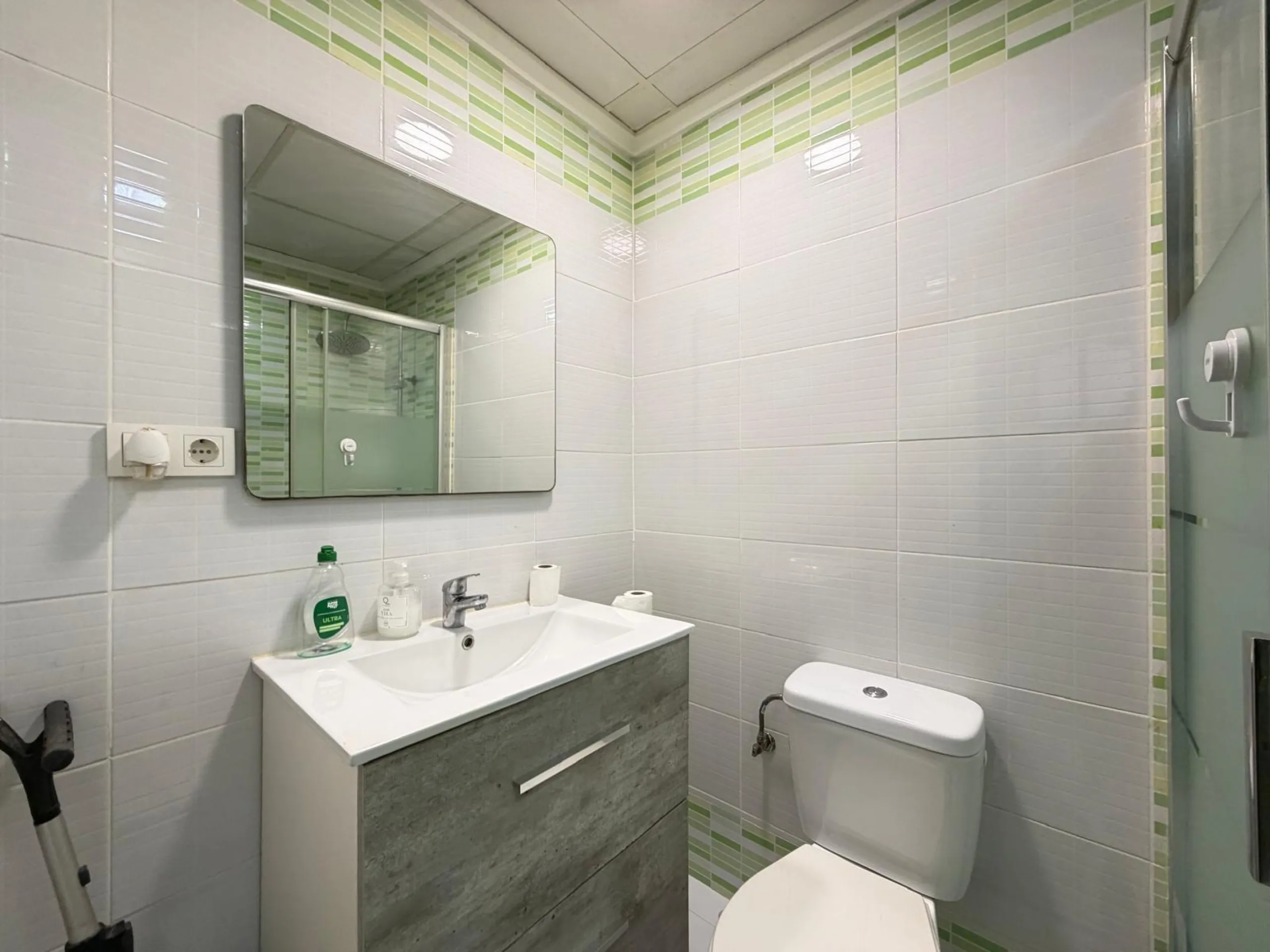 TOWNHOUSE IN NEW TORREVIEJA WITH PLOT AND GLASS-ENCLOSED SOLARIUM AND STORAGE ROOM. 1 BEDROOM. 1 BATHROOM. SURFACE OF 43 M2.