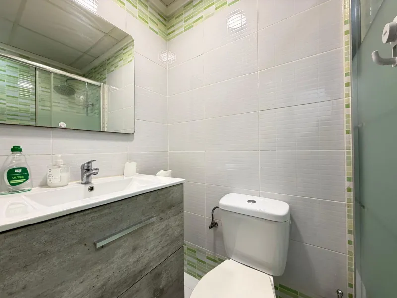 TOWNHOUSE IN NEW TORREVIEJA WITH PLOT AND GLASS-ENCLOSED SOLARIUM AND STORAGE ROOM. 1 BEDROOM. 1 BATHROOM. SURFACE OF 43 M2.
