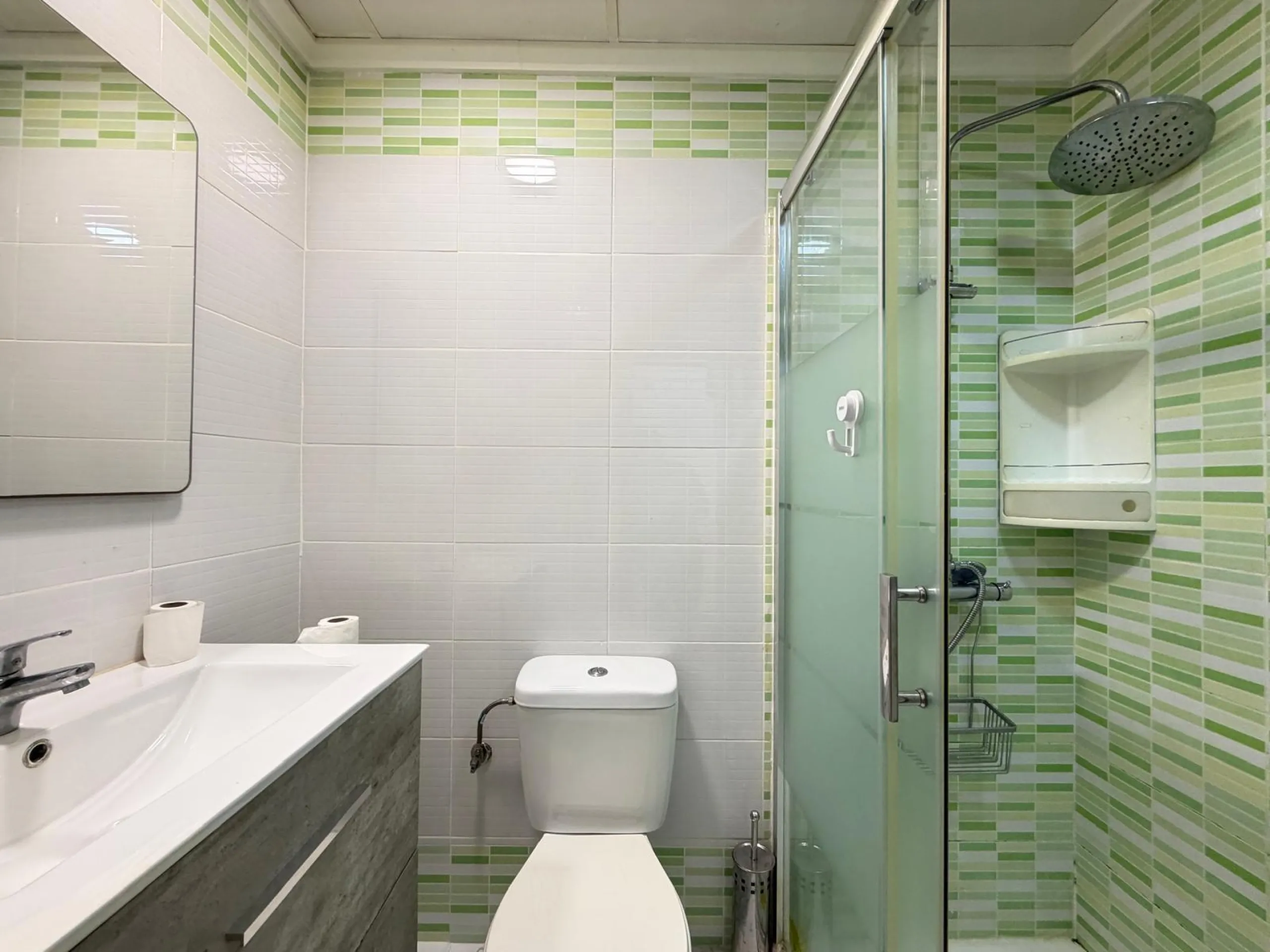 TOWNHOUSE IN NEW TORREVIEJA WITH PLOT AND GLASS-ENCLOSED SOLARIUM AND STORAGE ROOM. 1 BEDROOM. 1 BATHROOM. SURFACE OF 43 M2.