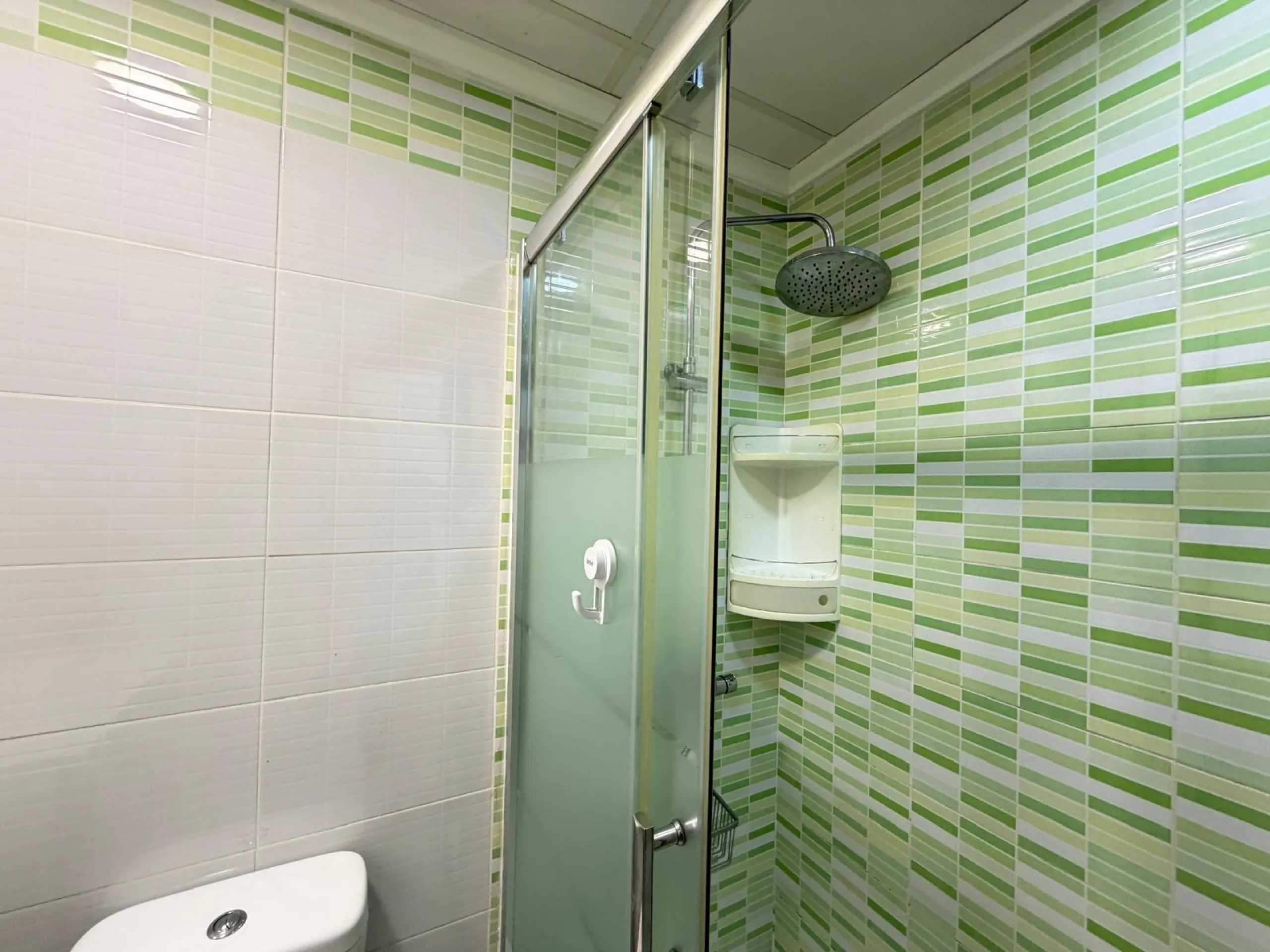 TOWNHOUSE IN NEW TORREVIEJA WITH PLOT AND GLASS-ENCLOSED SOLARIUM AND STORAGE ROOM. 1 BEDROOM. 1 BATHROOM. SURFACE OF 43 M2.