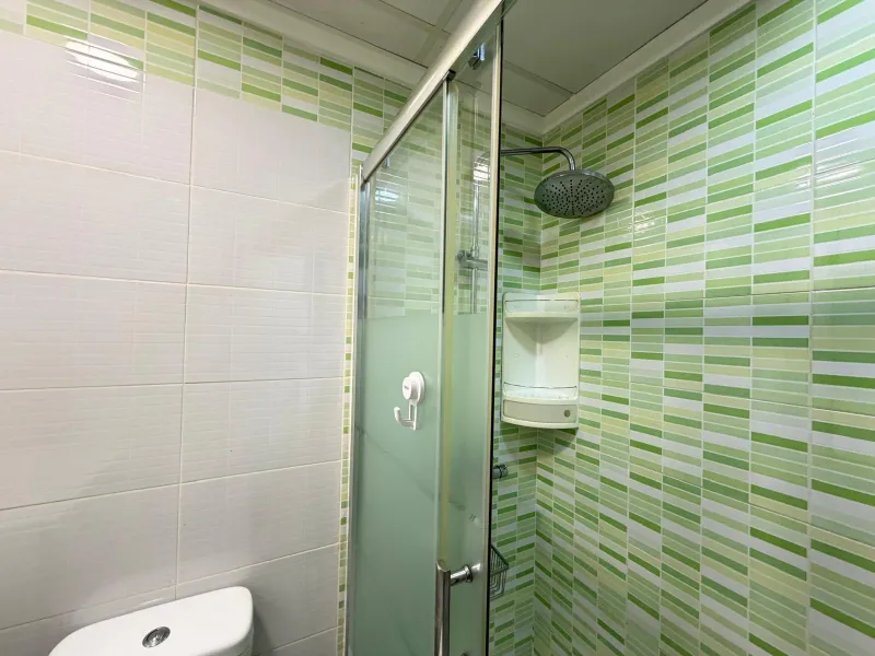 TOWNHOUSE IN NEW TORREVIEJA WITH PLOT AND GLASS-ENCLOSED SOLARIUM AND STORAGE ROOM. 1 BEDROOM. 1 BATHROOM. SURFACE OF 43 M2.