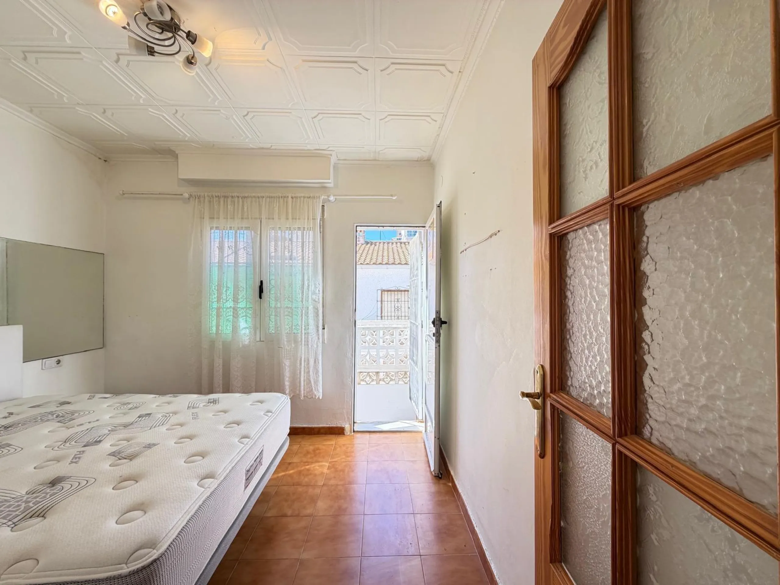 TOWNHOUSE IN NEW TORREVIEJA WITH PLOT AND GLASS-ENCLOSED SOLARIUM AND STORAGE ROOM. 1 BEDROOM. 1 BATHROOM. SURFACE OF 43 M2.