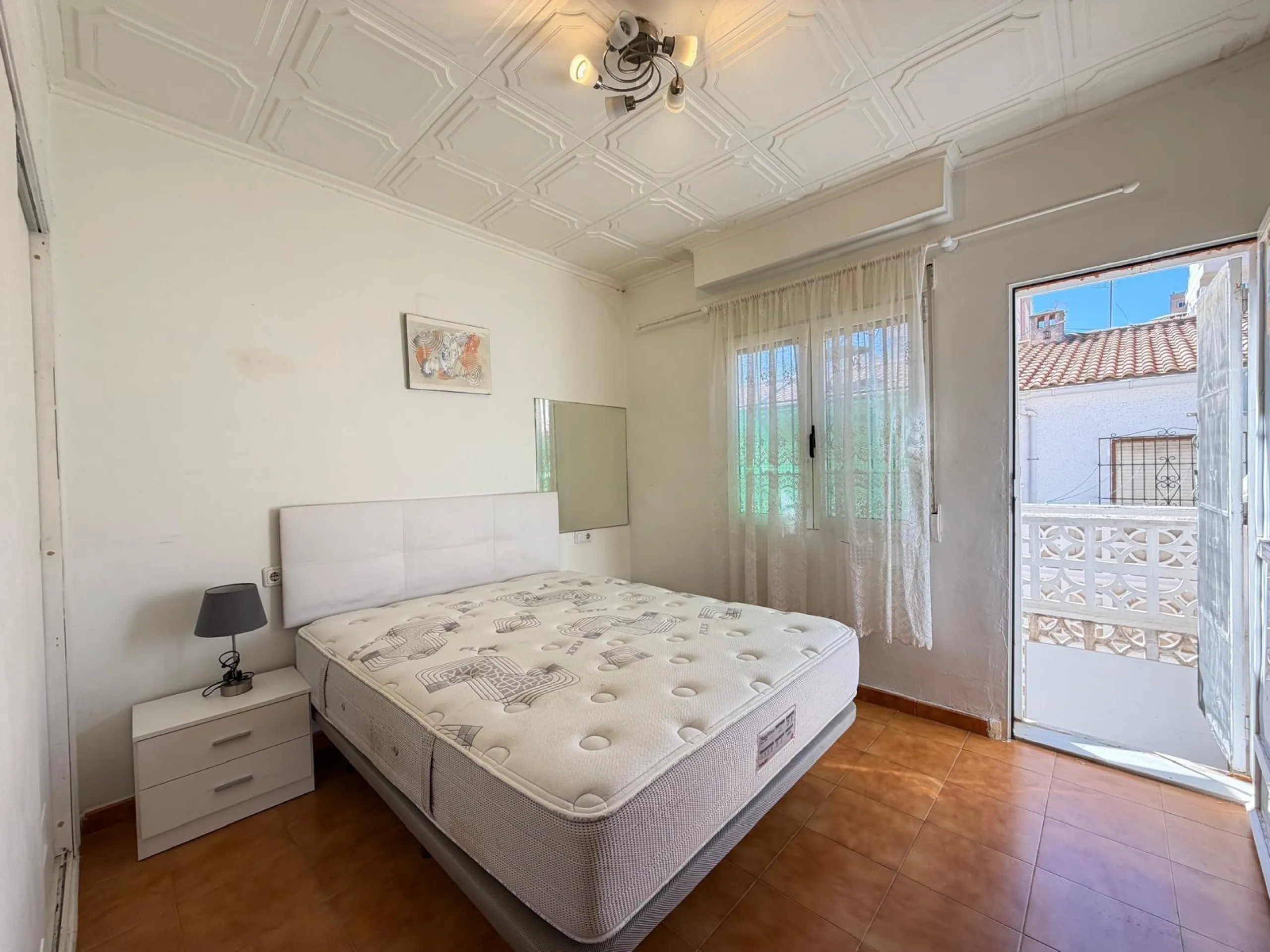TOWNHOUSE IN NEW TORREVIEJA WITH PLOT AND GLASS-ENCLOSED SOLARIUM AND STORAGE ROOM. 1 BEDROOM. 1 BATHROOM. SURFACE OF 43 M2.