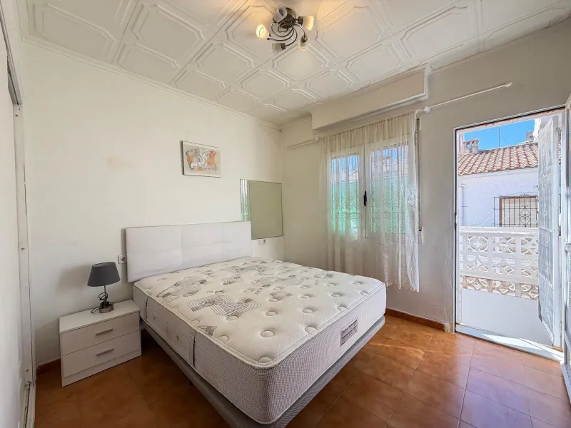 TOWNHOUSE IN NEW TORREVIEJA WITH PLOT AND GLASS-ENCLOSED SOLARIUM AND STORAGE ROOM. 1 BEDROOM. 1 BATHROOM. SURFACE OF 43 M2.