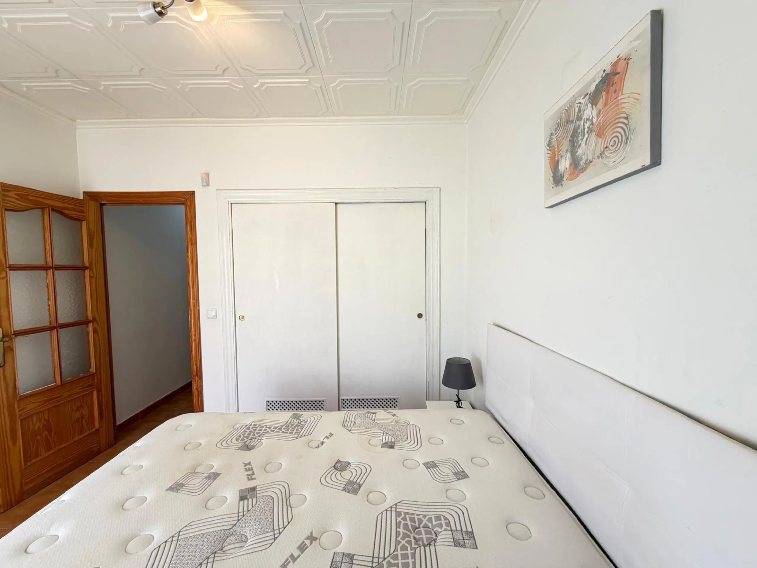 TOWNHOUSE IN NEW TORREVIEJA WITH PLOT AND GLASS-ENCLOSED SOLARIUM AND STORAGE ROOM. 1 BEDROOM. 1 BATHROOM. SURFACE OF 43 M2.