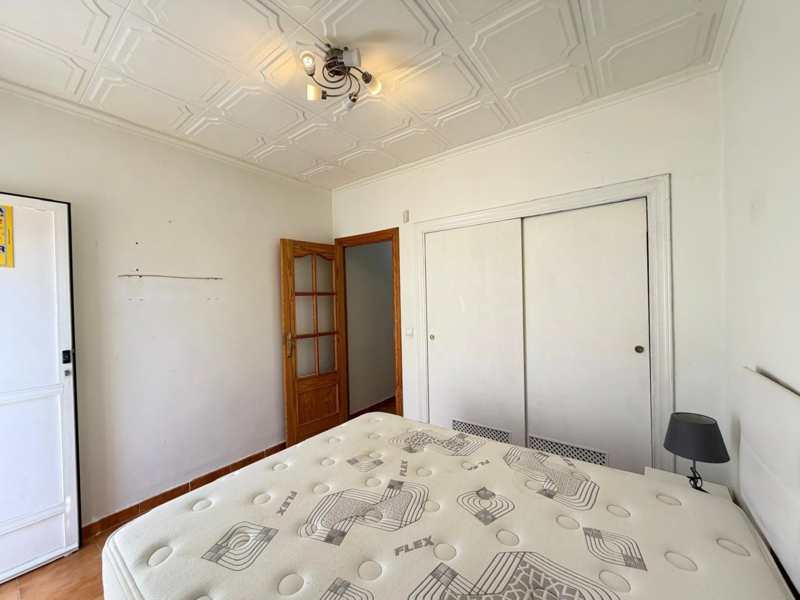 TOWNHOUSE IN NEW TORREVIEJA WITH PLOT AND GLASS-ENCLOSED SOLARIUM AND STORAGE ROOM. 1 BEDROOM. 1 BATHROOM. SURFACE OF 43 M2.