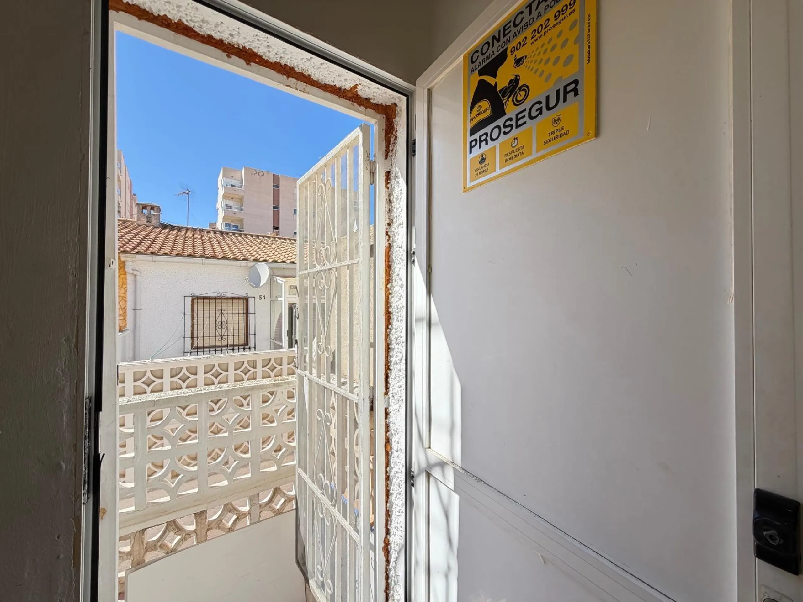 TOWNHOUSE IN NEW TORREVIEJA WITH PLOT AND GLASS-ENCLOSED SOLARIUM AND STORAGE ROOM. 1 BEDROOM. 1 BATHROOM. SURFACE OF 43 M2.