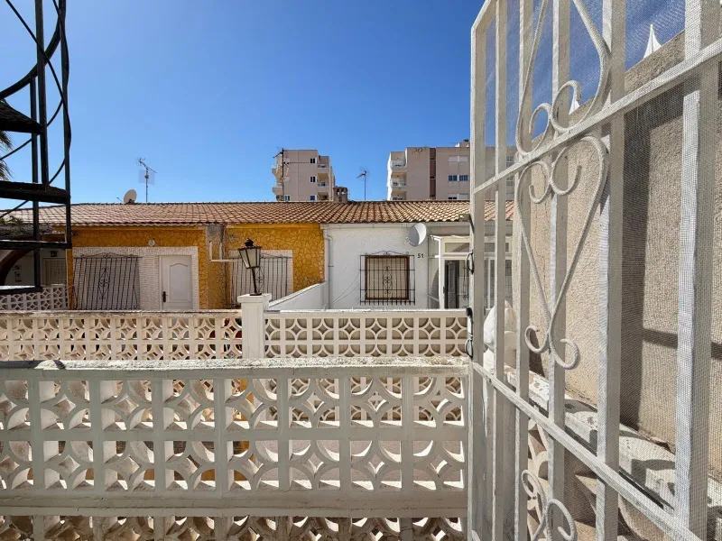 TOWNHOUSE IN NEW TORREVIEJA WITH PLOT AND GLASS-ENCLOSED SOLARIUM AND STORAGE ROOM. 1 BEDROOM. 1 BATHROOM. SURFACE OF 43 M2.