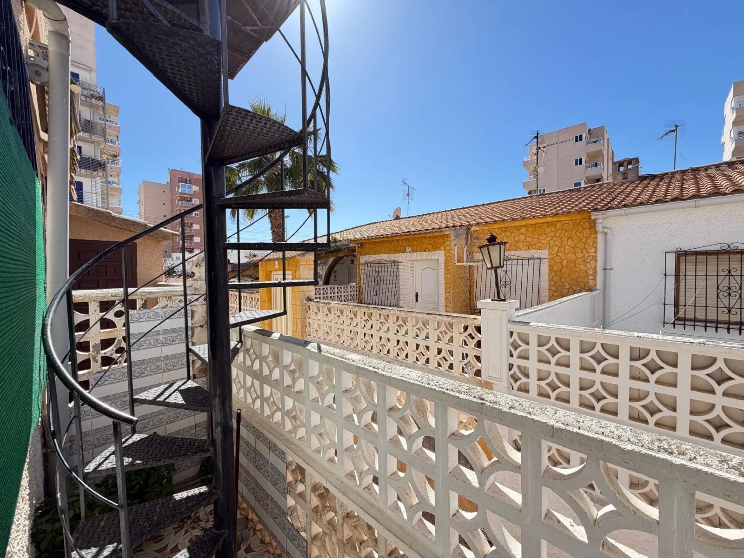 TOWNHOUSE IN NEW TORREVIEJA WITH PLOT AND GLASS-ENCLOSED SOLARIUM AND STORAGE ROOM. 1 BEDROOM. 1 BATHROOM. SURFACE OF 43 M2.