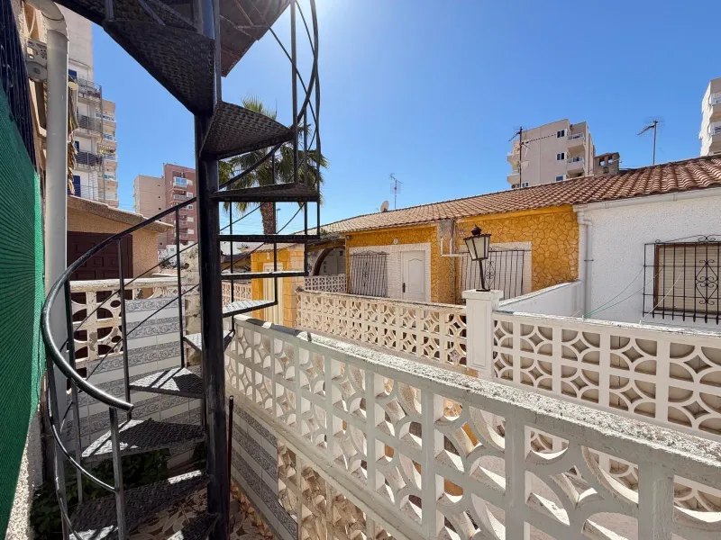 TOWNHOUSE IN NEW TORREVIEJA WITH PLOT AND GLASS-ENCLOSED SOLARIUM AND STORAGE ROOM. 1 BEDROOM. 1 BATHROOM. SURFACE OF 43 M2.