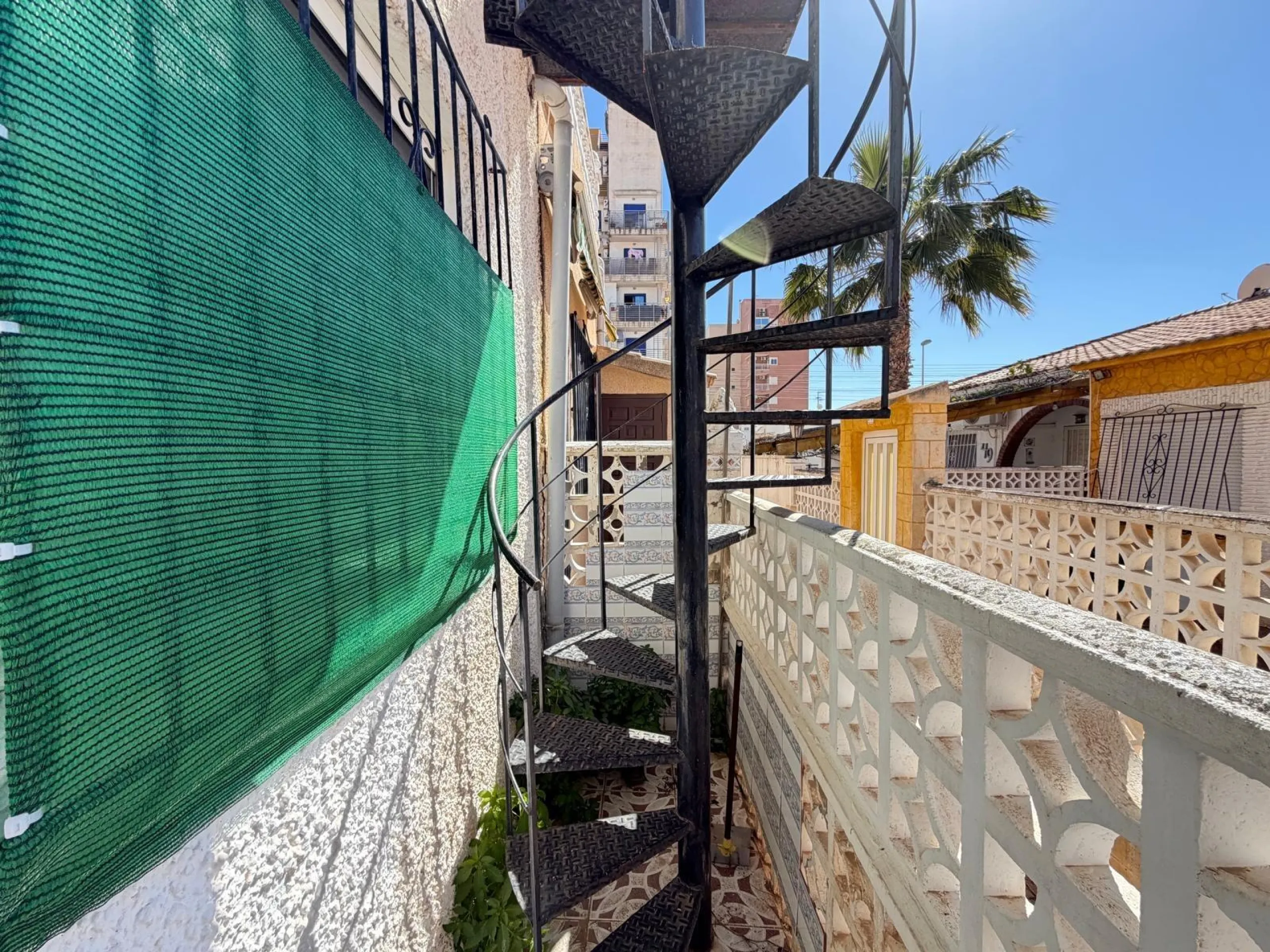 TOWNHOUSE IN NEW TORREVIEJA WITH PLOT AND GLASS-ENCLOSED SOLARIUM AND STORAGE ROOM. 1 BEDROOM. 1 BATHROOM. SURFACE OF 43 M2.