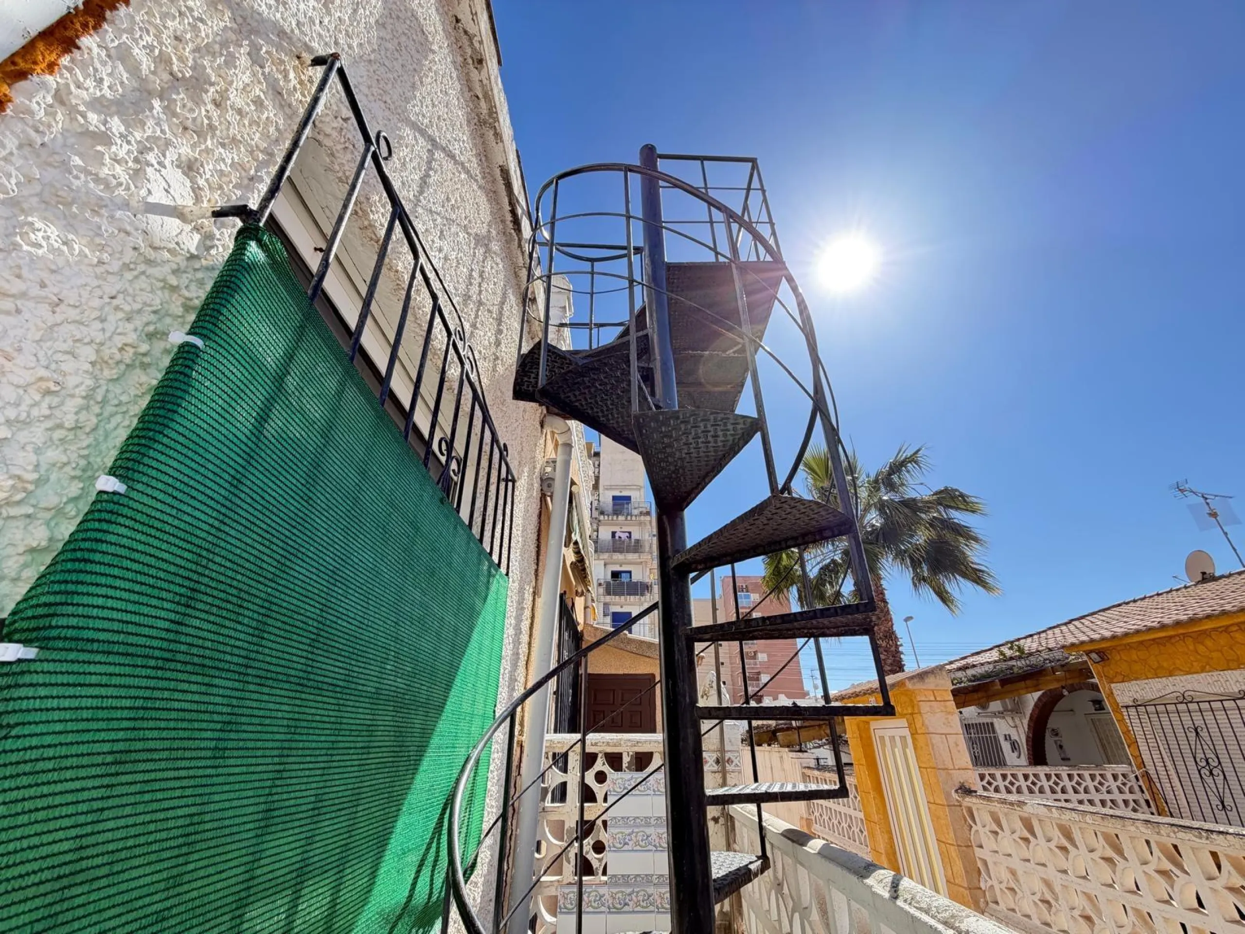 TOWNHOUSE IN NEW TORREVIEJA WITH PLOT AND GLASS-ENCLOSED SOLARIUM AND STORAGE ROOM. 1 BEDROOM. 1 BATHROOM. SURFACE OF 43 M2.