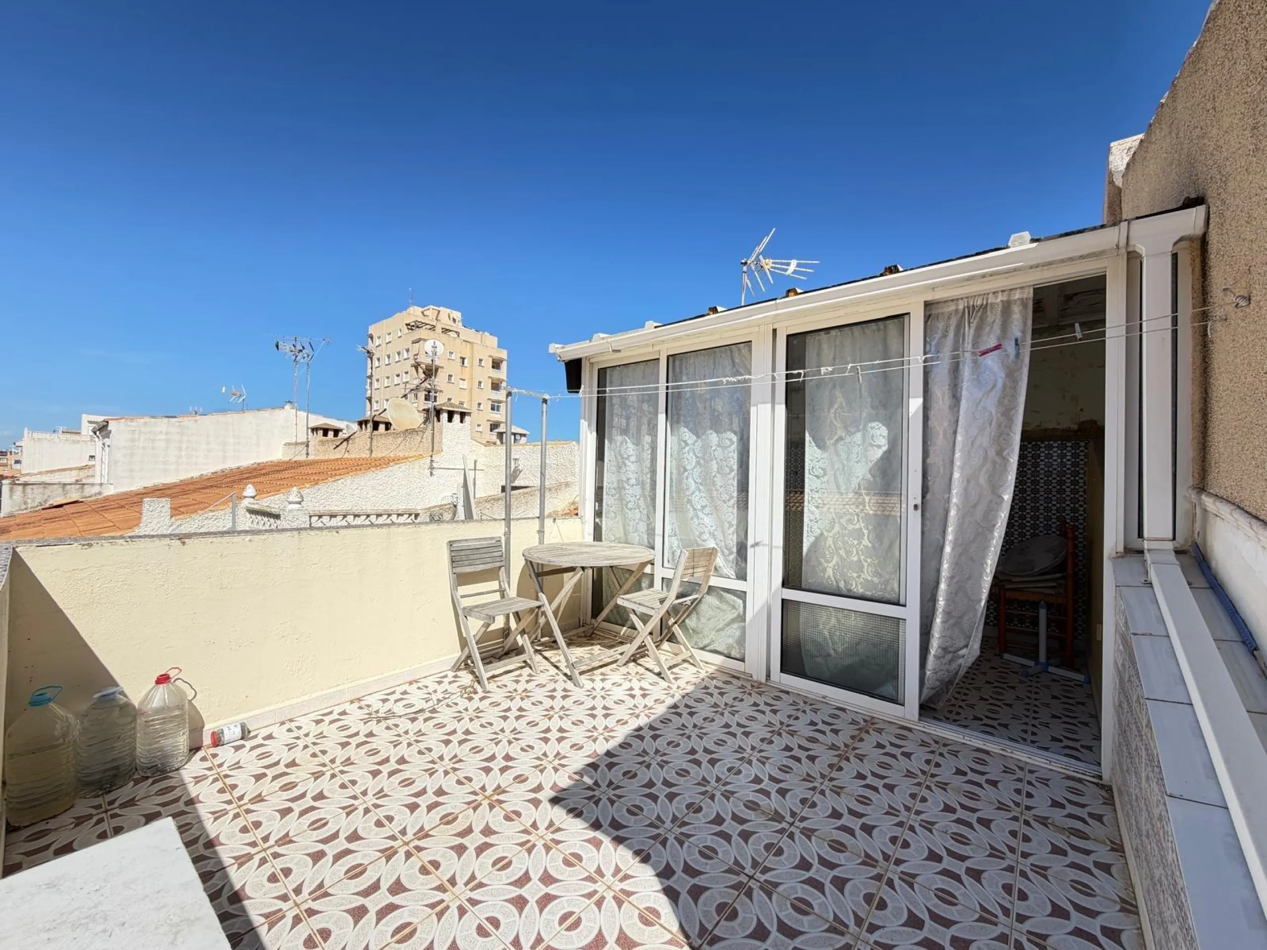 TOWNHOUSE IN NEW TORREVIEJA WITH PLOT AND GLASS-ENCLOSED SOLARIUM AND STORAGE ROOM. 1 BEDROOM. 1 BATHROOM. SURFACE OF 43 M2.