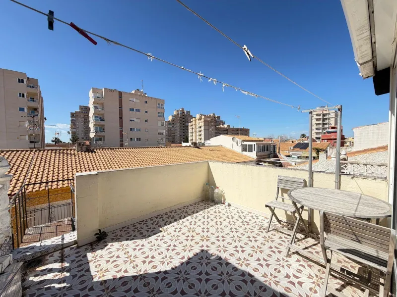 TOWNHOUSE IN NEW TORREVIEJA WITH PLOT AND GLASS-ENCLOSED SOLARIUM AND STORAGE ROOM. 1 BEDROOM. 1 BATHROOM. SURFACE OF 43 M2.