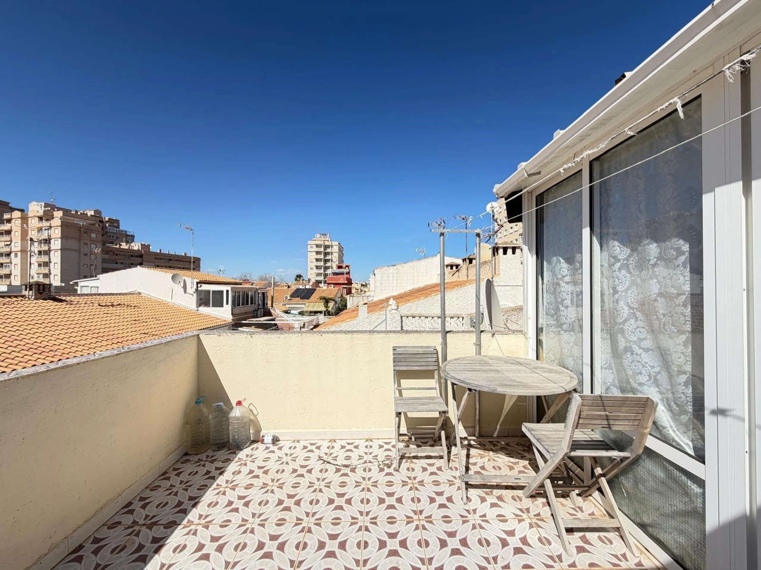 TOWNHOUSE IN NEW TORREVIEJA WITH PLOT AND GLASS-ENCLOSED SOLARIUM AND STORAGE ROOM. 1 BEDROOM. 1 BATHROOM. SURFACE OF 43 M2.