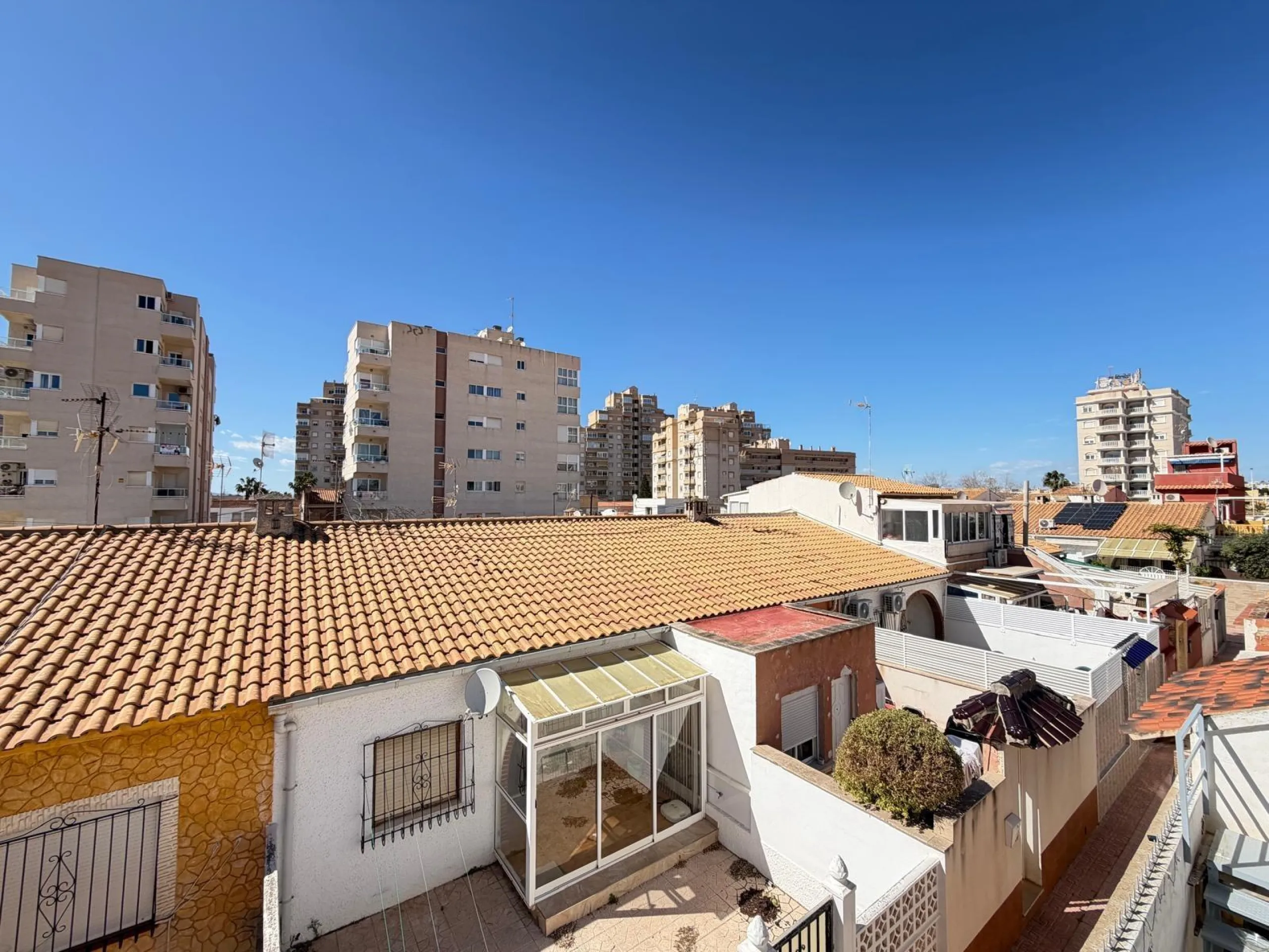 TOWNHOUSE IN NEW TORREVIEJA WITH PLOT AND GLASS-ENCLOSED SOLARIUM AND STORAGE ROOM. 1 BEDROOM. 1 BATHROOM. SURFACE OF 43 M2.