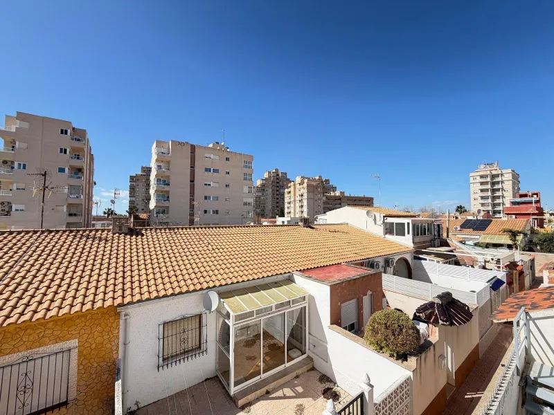TOWNHOUSE IN NEW TORREVIEJA WITH PLOT AND GLASS-ENCLOSED SOLARIUM AND STORAGE ROOM. 1 BEDROOM. 1 BATHROOM. SURFACE OF 43 M2.