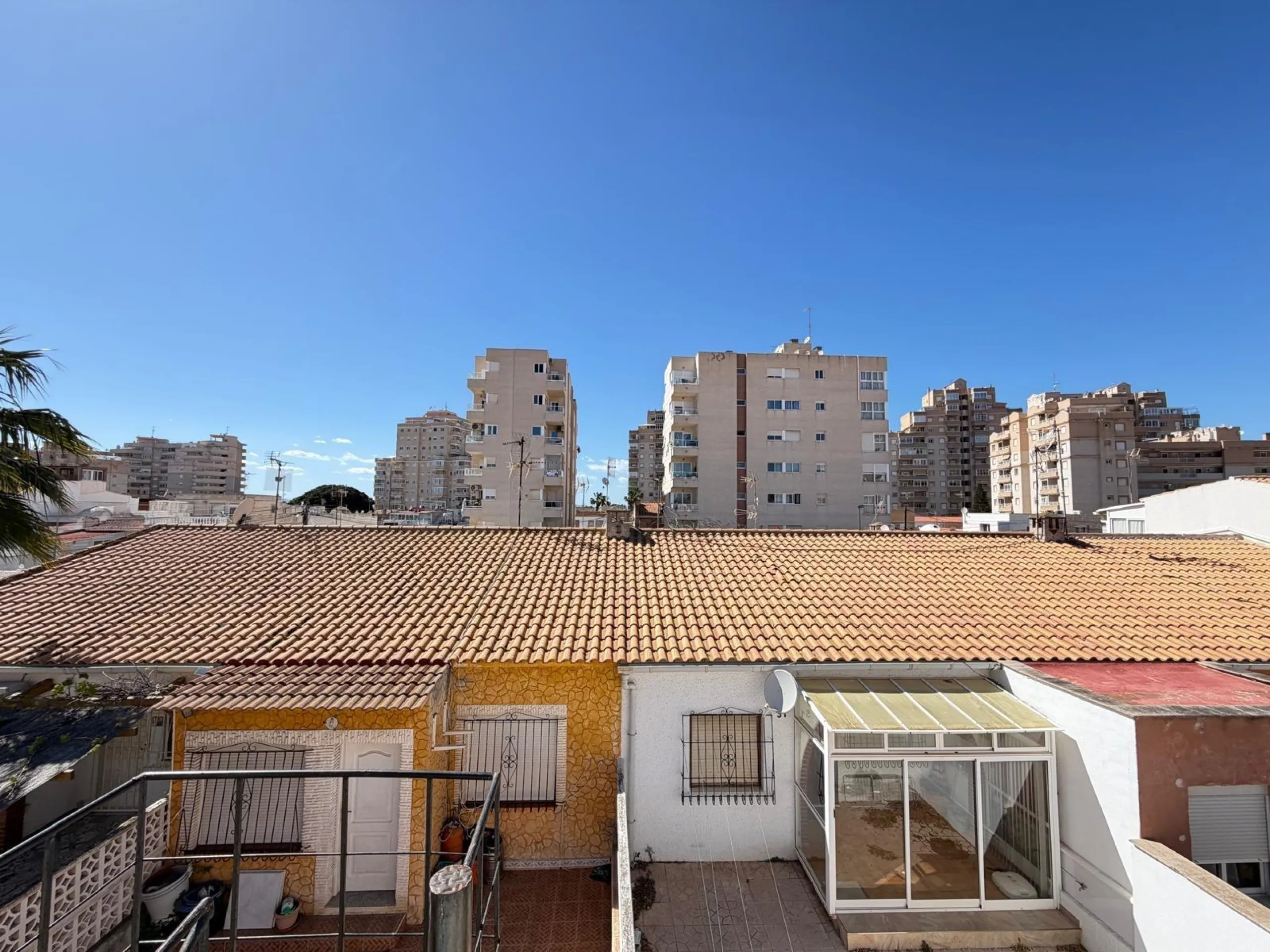 TOWNHOUSE IN NEW TORREVIEJA WITH PLOT AND GLASS-ENCLOSED SOLARIUM AND STORAGE ROOM. 1 BEDROOM. 1 BATHROOM. SURFACE OF 43 M2.