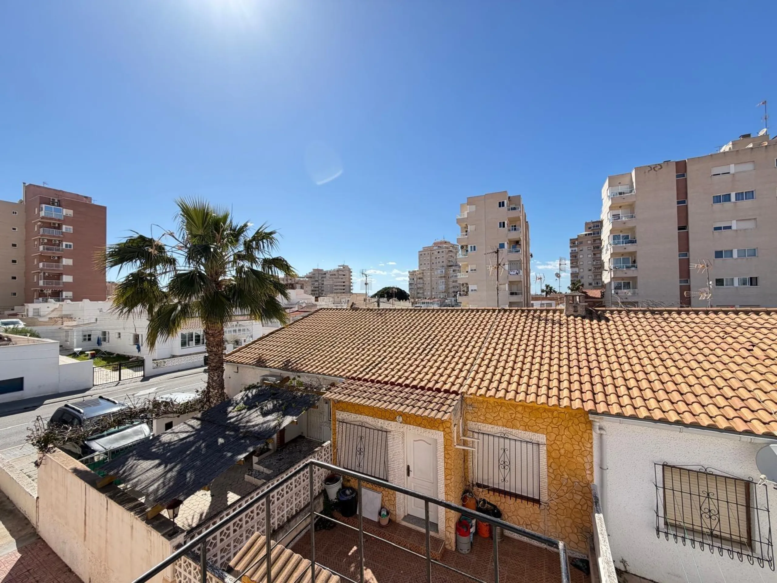 TOWNHOUSE IN NEW TORREVIEJA WITH PLOT AND GLASS-ENCLOSED SOLARIUM AND STORAGE ROOM. 1 BEDROOM. 1 BATHROOM. SURFACE OF 43 M2.