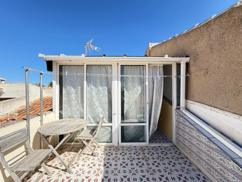 TOWNHOUSE IN NEW TORREVIEJA WITH PLOT AND GLASS-ENCLOSED SOLARIUM AND STORAGE ROOM. 1 BEDROOM. 1 BATHROOM. SURFACE OF 43 M2.