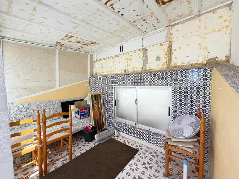 TOWNHOUSE IN NEW TORREVIEJA WITH PLOT AND GLASS-ENCLOSED SOLARIUM AND STORAGE ROOM. 1 BEDROOM. 1 BATHROOM. SURFACE OF 43 M2.