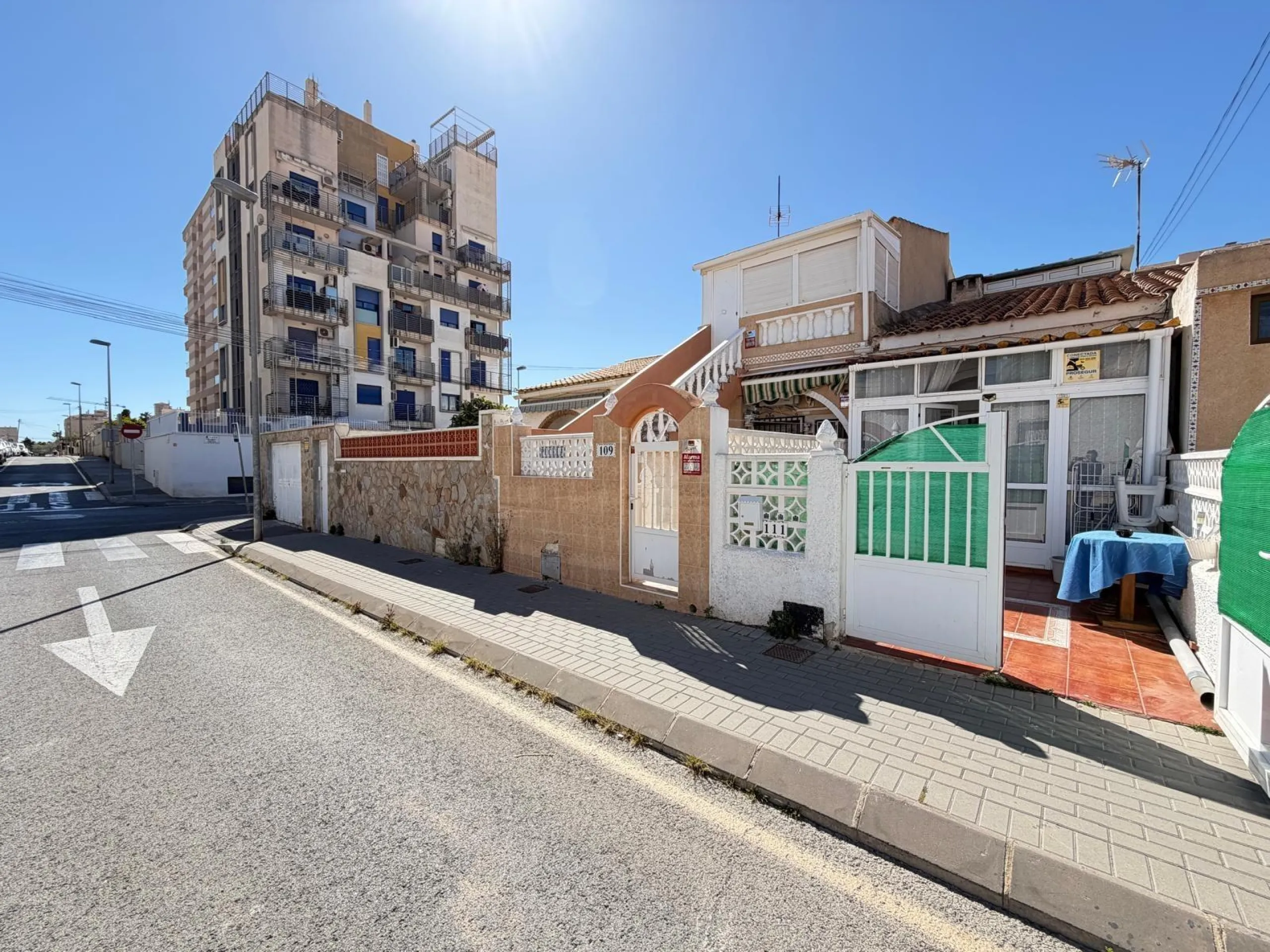 TOWNHOUSE IN NEW TORREVIEJA WITH PLOT AND GLASS-ENCLOSED SOLARIUM AND STORAGE ROOM. 1 BEDROOM. 1 BATHROOM. SURFACE OF 43 M2.