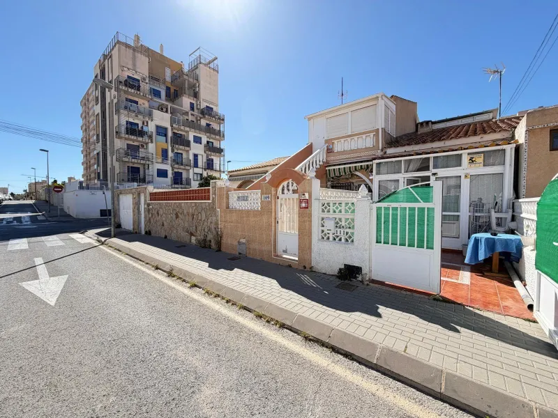 TOWNHOUSE IN NEW TORREVIEJA WITH PLOT AND GLASS-ENCLOSED SOLARIUM AND STORAGE ROOM. 1 BEDROOM. 1 BATHROOM. SURFACE OF 43 M2.