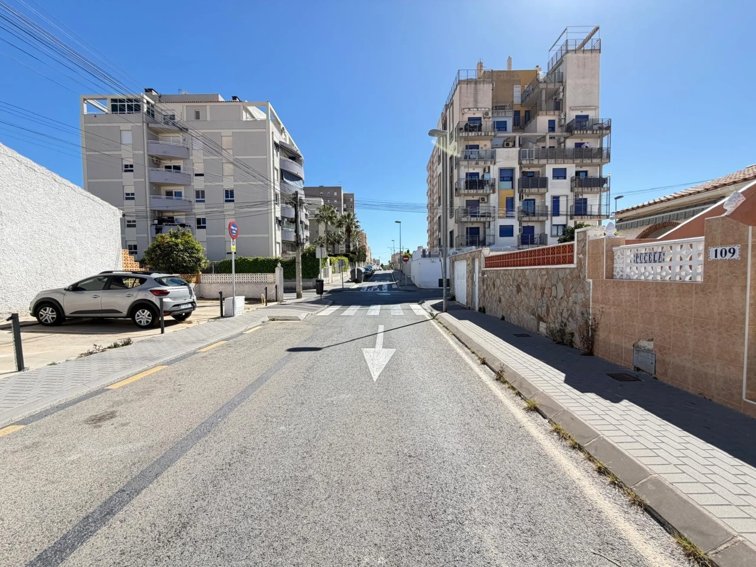 TOWNHOUSE IN NEW TORREVIEJA WITH PLOT AND GLASS-ENCLOSED SOLARIUM AND STORAGE ROOM. 1 BEDROOM. 1 BATHROOM. SURFACE OF 43 M2.