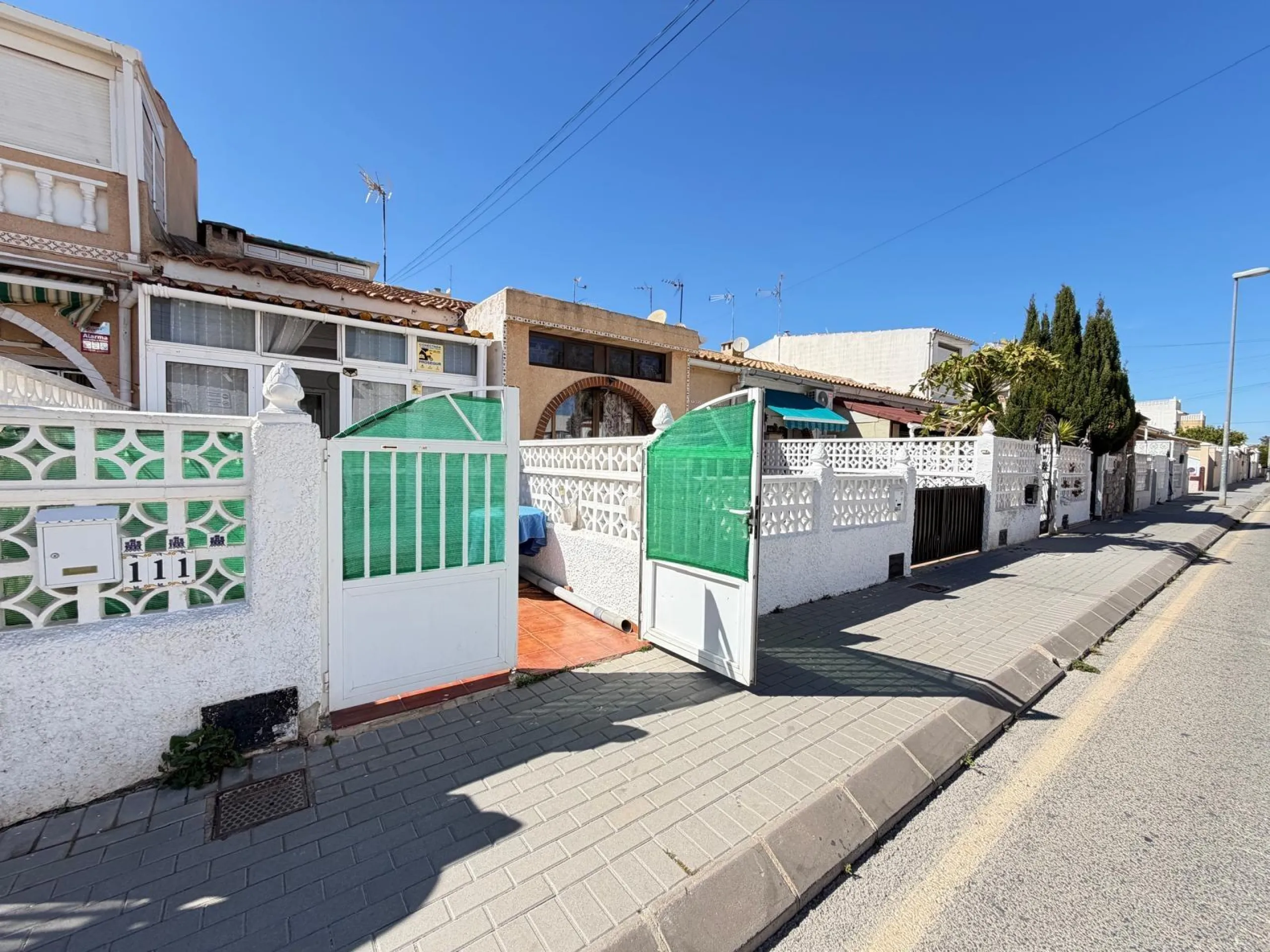 TOWNHOUSE IN NEW TORREVIEJA WITH PLOT AND GLASS-ENCLOSED SOLARIUM AND STORAGE ROOM. 1 BEDROOM. 1 BATHROOM. SURFACE OF 43 M2.