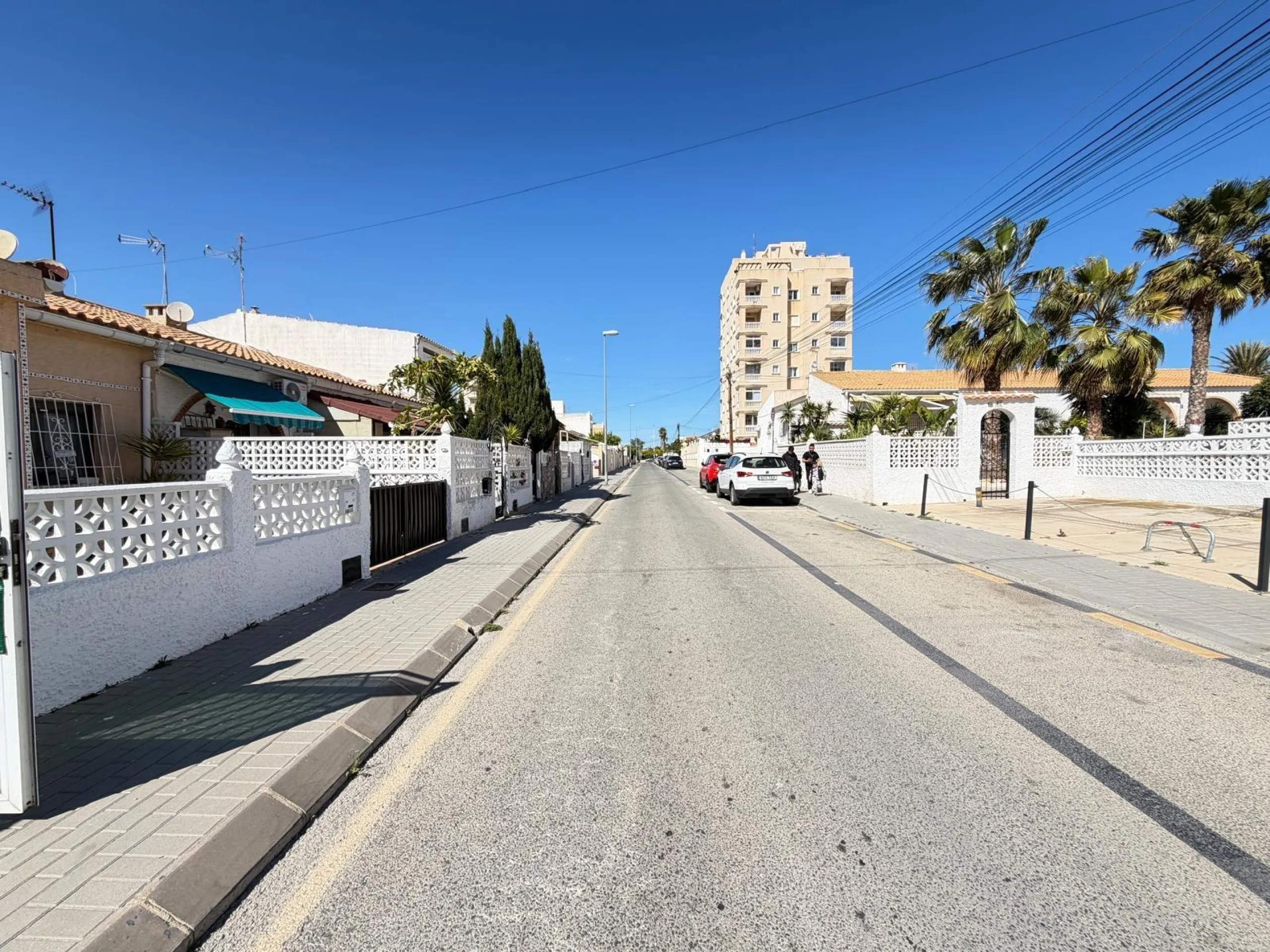 TOWNHOUSE IN NEW TORREVIEJA WITH PLOT AND GLASS-ENCLOSED SOLARIUM AND STORAGE ROOM. 1 BEDROOM. 1 BATHROOM. SURFACE OF 43 M2.